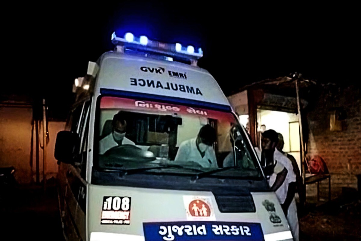 બનાવની વિગત એવી છે કે ભાવનગર જિલ્લાના વરતેજમાં આવેલા નવાગામે એક પરિવારમાં સામૂહિક આપઘાતના સમાચાર ગઈકાલે રાત્રે જ પ્રાપ્ત થયા હતા. પોલીસ ઘટનાને પગલે દોડી જતા દૃશ્યો જોઈને ચોંકી ગઈ હતી. અહીંયા એક પિતાએ પોતાના ચાર વર્ષના પુત્ર અને પાંચ વર્ષની પુત્રની ગળેફાંસો આપી પોતે પણ આત્મત્યા કરી હતી. બનાવની વિગત એવી છે કે ભાવનગર જિલ્લાના વરતેજમાં આવેલા નવાગામે એક પરિવારમાં સામૂહિક આપઘાતના સમાચાર ગઈકાલે રાત્રે જ પ્રાપ્ત થયા હતા. પોલીસ ઘટનાને પગલે દોડી જતા દૃશ્યો જોઈને ચોંકી ગઈ હતી. અહીંયા એક પિતાએ પોતાના ચાર વર્ષના પુત્ર અને પાંચ વર્ષની પુત્રની ગળેફાંસો આપી પોતે પણ આત્મત્યા કરી હતી.
