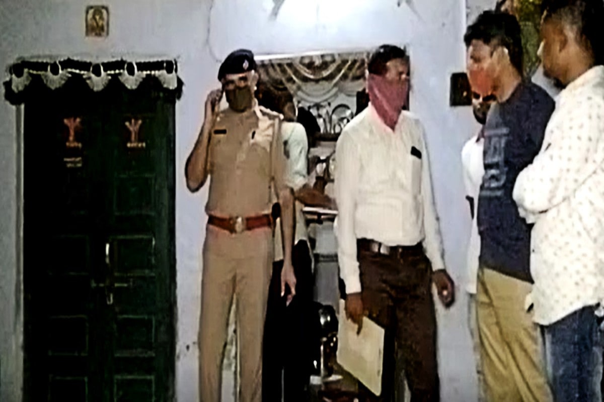 નજીવી બાબતોમાં વાત વણસતા જિંદગી ટૂંકાવી લેતા લોકો માટે આ ઘટના એક પડકાર છે. આત્મહત્યાના કિસ્સાઓમાં થતો વધારો મનોવૈજ્ઞાનિકો અને સમાજશાસ્ત્રીઓ માટે પણ એક પડકાર છે. જેમ જેમ સમાજ પ્રગતિ કરી રહ્યો છે તેમ તેમ હતાશા અને નિરાશાના બનાવોમાં આત્મહત્યા સામે આવી રહી છે. હાલ તો પોલીસ આ ઘટનાના મૂળ સુધી પહોંચે પછી જ કોઈ નક્કર કારણ મળે તેવી શક્યતા છે. નજીવી બાબતોમાં વાત વણસતા જિંદગી ટૂંકાવી લેતા લોકો માટે આ ઘટના એક પડકાર છે. આત્મહત્યાના કિસ્સાઓમાં થતો વધારો મનોવૈજ્ઞાનિકો અને સમાજશાસ્ત્રીઓ માટે પણ એક પડકાર છે. જેમ જેમ સમાજ પ્રગતિ કરી રહ્યો છે તેમ તેમ હતાશા અને નિરાશાના બનાવોમાં આત્મહત્યા સામે આવી રહી છે. હાલ તો પોલીસ આ ઘટનાના મૂળ સુધી પહોંચે પછી જ કોઈ નક્કર કારણ મળે તેવી શક્યતા છે.