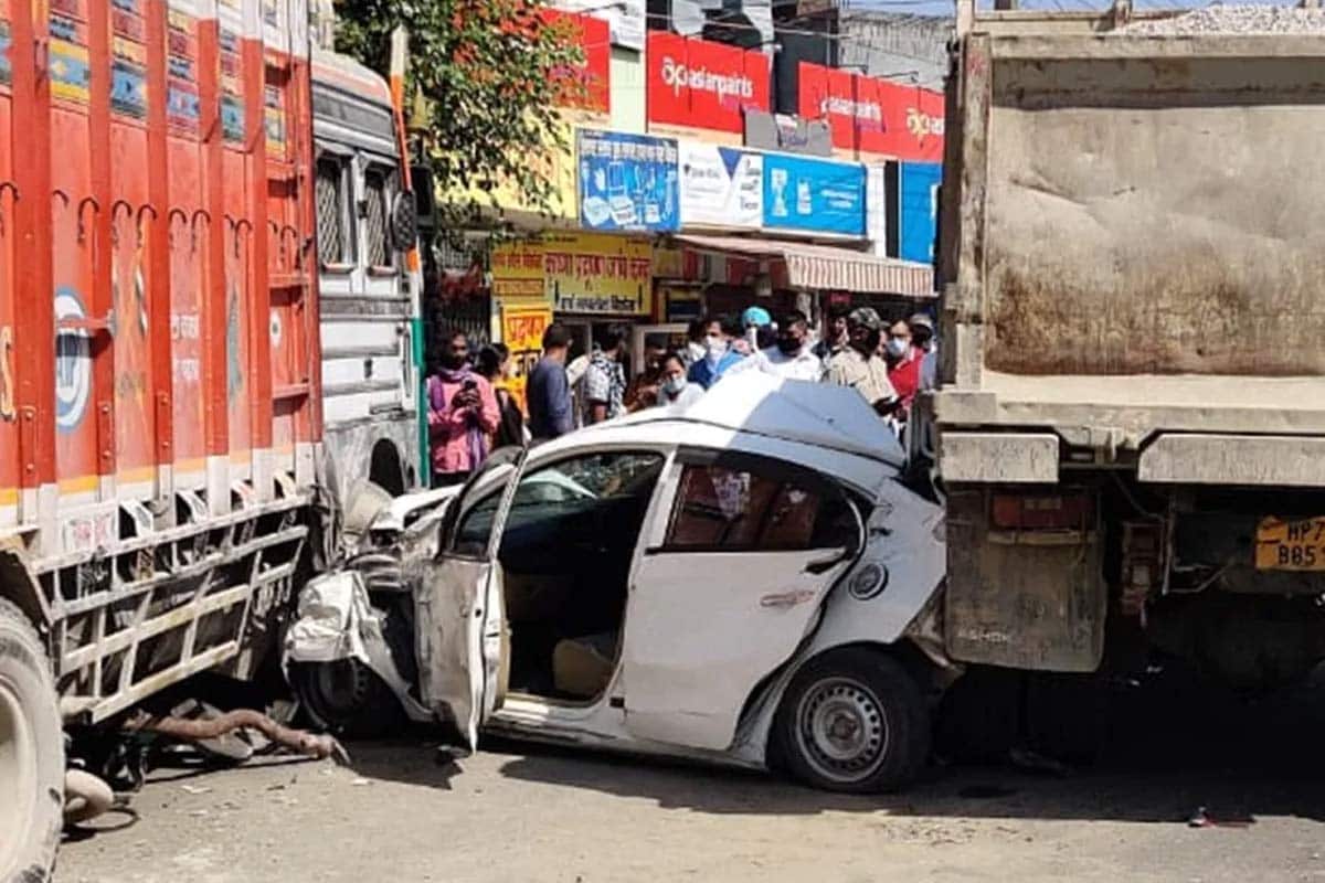 ઉનાઃ હિમાચલ પ્રદેશ (Himachal Pradesh)ના ઉના જિલ્લા (Una District)માં આઈએસબીટી (ISBT)ની પાસે એક ખતરનાક માર્ગ અકસ્માત (Truck Car Dumper Accident)માં કારમાં સવાર પાંચ યુવકોનો (5 passenger narrow escape) આબાદ બચાવ થયો છે. ટ્રક અને ડમ્પરની ઝપટમાં આવેલી કારનો કચ્ચરઘાણ નીકળી ગયો. ઉનાઃ હિમાચલ પ્રદેશ (Himachal Pradesh)ના ઉના જિલ્લા (Una District)માં આઈએસબીટી (ISBT)ની પાસે એક ખતરનાક માર્ગ અકસ્માત (Truck Car Dumper Accident)માં કારમાં સવાર પાંચ યુવકોનો (5 passenger narrow escape) આબાદ બચાવ થયો છે. ટ્રક અને ડમ્પરની ઝપટમાં આવેલી કારનો કચ્ચરઘાણ નીકળી ગયો.