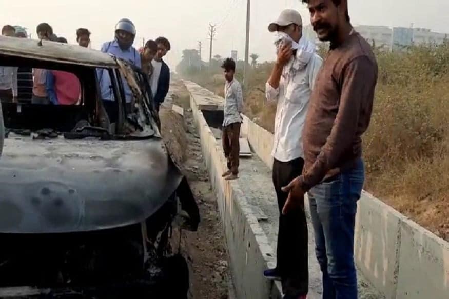 ડૉક્ટર કંવરપાલ ઉર્ફે સોનૂ સોહના વિસ્તારમાં પોતાની પ્રાઇવેટ હૉસ્પિટલ ચલાવતા હતા. ગુરુગ્રામ પોલીસ (Gurugram Police)એ મૃતક ડૉક્ટરના શબને કબજામાં લઈને મામલાની તપાસ શરૂ કરી દીધી છે. પોલીસ કારમાં આગ લાગવાના કારણો વિશે માહિતી એકત્ર કરવામાં લાગી ગઈ છે. (Photo: News18) ડૉક્ટર કંવરપાલ ઉર્ફે સોનૂ સોહના વિસ્તારમાં પોતાની પ્રાઇવેટ હૉસ્પિટલ ચલાવતા હતા. ગુરુગ્રામ પોલીસ (Gurugram Police)એ મૃતક ડૉક્ટરના શબને કબજામાં લઈને મામલાની તપાસ શરૂ કરી દીધી છે. પોલીસ કારમાં આગ લાગવાના કારણો વિશે માહિતી એકત્ર કરવામાં લાગી ગઈ છે. (Photo: News18)