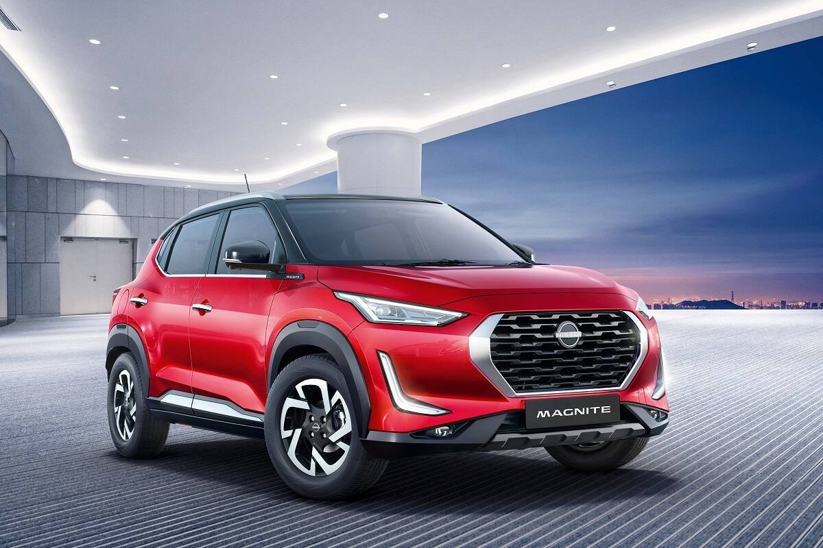 Nissan Magnite- નિસાને હાલમાં જ પોતાની નવી સબ કોમ્પેક્ટ એસયૂવી મેગ્નાઇટથી પર્દો ઉઠાવ્યો છે. આ એસયૂવી ભારતમાં સબ-4 મીટર એસયૂવી સેગમેન્ટમાં એન્ટ્રી કરશે. નિસાન મેગ્નાઇટને સીએમએફ એ મોડ્યૂલર પ્લેટફોર્મ પર ડિઝાઈન કરવામાં આવી છે. રિપોર્ટ પ્રમાણે કંપની આ કારને 5.25 લાખ રૂપિયાની શરુઆતી કિંમત પર લોન્ચ કરી શકે છે. Nissan Magnite- નિસાને હાલમાં જ પોતાની નવી સબ કોમ્પેક્ટ એસયૂવી મેગ્નાઇટથી પર્દો ઉઠાવ્યો છે. આ એસયૂવી ભારતમાં સબ-4 મીટર એસયૂવી સેગમેન્ટમાં એન્ટ્રી કરશે. નિસાન મેગ્નાઇટને સીએમએફ એ મોડ્યૂલર પ્લેટફોર્મ પર ડિઝાઈન કરવામાં આવી છે. રિપોર્ટ પ્રમાણે કંપની આ કારને 5.25 લાખ રૂપિયાની શરુઆતી કિંમત પર લોન્ચ કરી શકે છે.