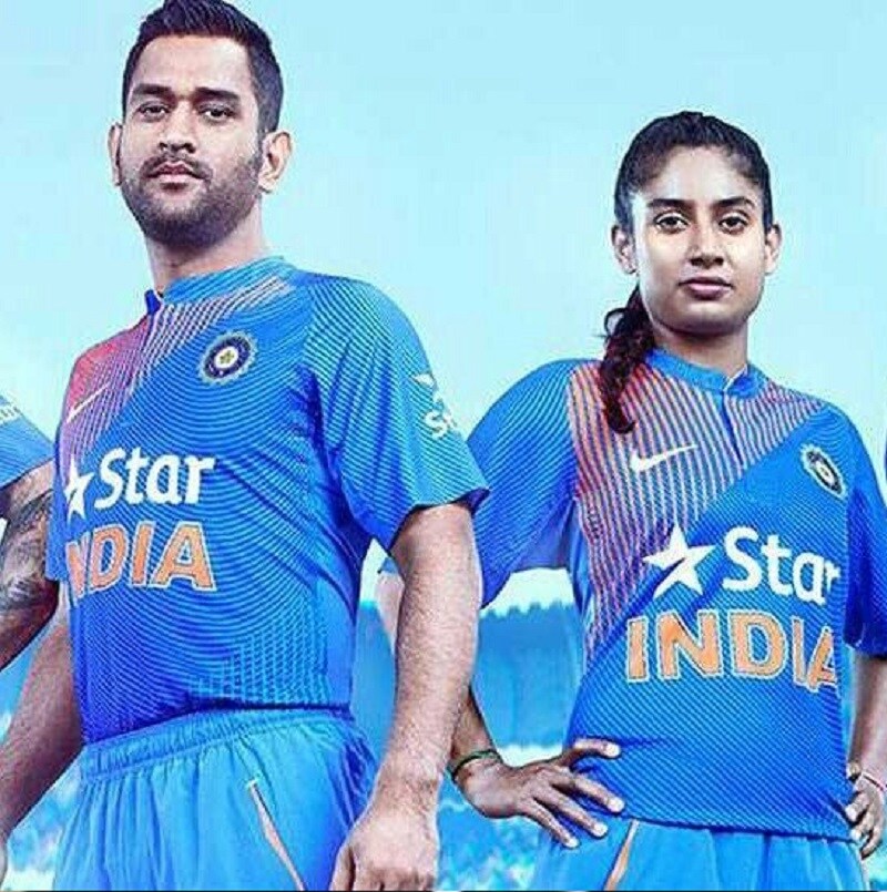 સ્ટાર ઇન્ડિયન ક્રિકેટર મહેન્દ્ર સિંહ ધોની સ્પોર્ટ્સ કેટેગરીમાં ટોપ પર છે. જ્યારે મહિલા ક્રિકેટર મિતાલી રાજ આ લિસ્ટમાં સૌથી ઉપર છે. સ્ટાર ઇન્ડિયન ક્રિકેટર મહેન્દ્ર સિંહ ધોની સ્પોર્ટ્સ કેટેગરીમાં ટોપ પર છે. જ્યારે મહિલા ક્રિકેટર મિતાલી રાજ આ લિસ્ટમાં સૌથી ઉપર છે.