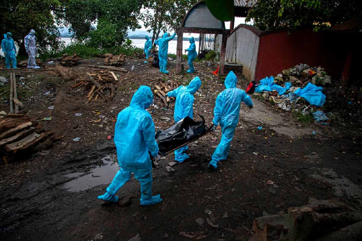 Coronavirus Cases in India Latest News Updates: દેશના નાગરિકો એક તરફ કોરોનાની વેક્સીનની આતુરતાથી રાહ જોઈ રહ્યા છે, તો બીજી તરફ સંક્રમણ હજુ પણ સતત વધી રહ્યું છે. ભારતમાં કોરોનાથી સંક્રમિત લોકોની સંખ્યા હવે 93 લાખને સ્પર્શવાની નજીક છે. બીજી તરફ રોજ સરેરાશ 500 લોકો કોવિડ-19 સામે લડતાં પોતાનો જીવ ગુમાવે છે. કેન્દ્રીય સ્વાસ્થ્ય વિભાગ દ્વારા જાહેર કરવામાં આવેલા આંકડાઓ મુજબ, છેલ્લા 24 કલાકમાં 44,489 નવા પોઝિટિવ કેસો નોંધાયા છે. આ ઉપરાંત કોવિડ-19 (COVID-19)ના કારણે 524 દર્દીઓએ પોતાના જીવ ગુમાવ્યા છે. દેશમાં હવે કુલ સંક્રમિતોની સંખ્યા વધીને 92,66,706 થઈ ગઈ છે. (પ્રતીકાત્મક તસવીર) Coronavirus Cases in India Latest News Updates: દેશના નાગરિકો એક તરફ કોરોનાની વેક્સીનની આતુરતાથી રાહ જોઈ રહ્યા છે, તો બીજી તરફ સંક્રમણ હજુ પણ સતત વધી રહ્યું છે. ભારતમાં કોરોનાથી સંક્રમિત લોકોની સંખ્યા હવે 93 લાખને સ્પર્શવાની નજીક છે. બીજી તરફ રોજ સરેરાશ 500 લોકો કોવિડ-19 સામે લડતાં પોતાનો જીવ ગુમાવે છે. કેન્દ્રીય સ્વાસ્થ્ય વિભાગ દ્વારા જાહેર કરવામાં આવેલા આંકડાઓ મુજબ, છેલ્લા 24 કલાકમાં 44,489 નવા પોઝિટિવ કેસો નોંધાયા છે. આ ઉપરાંત કોવિડ-19 (COVID-19)ના કારણે 524 દર્દીઓએ પોતાના જીવ ગુમાવ્યા છે. દેશમાં હવે કુલ સંક્રમિતોની સંખ્યા વધીને 92,66,706 થઈ ગઈ છે. (પ્રતીકાત્મક તસવીર)