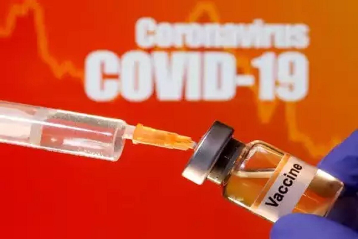 નવી દિલ્હી : ભારતમાં કોરોના વાયરસના (Coronavirus Cases in India)સંક્રમિતોની સંખ્યા 66 લાખને વટાવી ગઈ છે. આ વાયરસથી મૃત્યુ પામનારનો આંકડા એક લાખને પાર થઈ ગયો છે. આવામાં બધા કોરોના વેક્સીનની રાહ જોઈ રહ્યા છે. ભારતમાં હાલના સમયે ત્રણ કંપનીઓ વેક્સીન (Covid-19 Vaccine)બનાવવામાં લાગેલી છે, જે ક્લિનિકલ ટ્રાયલના અલગ-અલગ સ્ટેજ પર છે. જેમાં સૌથી વધારે ચર્ચા ભારત બાયોટેક કંપનીની કોવેક્સીનની (Covaxin) છે. કંપનીએ આ વેક્સીનમાં એક એવી વસ્તુ ભેળવી છે જે માણસના ઇમ્યુન રિસ્પોન્સને શાનદાર બનાવશે અને લાંબા સમય સુધી કોરોના વાયરસથી સુરક્ષા મળી શકશે. (પ્રતિકાત્મક તસવીર) નવી દિલ્હી : ભારતમાં કોરોના વાયરસના (Coronavirus Cases in India)સંક્રમિતોની સંખ્યા 66 લાખને વટાવી ગઈ છે. આ વાયરસથી મૃત્યુ પામનારનો આંકડા એક લાખને પાર થઈ ગયો છે. આવામાં બધા કોરોના વેક્સીનની રાહ જોઈ રહ્યા છે. ભારતમાં હાલના સમયે ત્રણ કંપનીઓ વેક્સીન (Covid-19 Vaccine)બનાવવામાં લાગેલી છે, જે ક્લિનિકલ ટ્રાયલના અલગ-અલગ સ્ટેજ પર છે. જેમાં સૌથી વધારે ચર્ચા ભારત બાયોટેક કંપનીની કોવેક્સીનની (Covaxin) છે. કંપનીએ આ વેક્સીનમાં એક એવી વસ્તુ ભેળવી છે જે માણસના ઇમ્યુન રિસ્પોન્સને શાનદાર બનાવશે અને લાંબા સમય સુધી કોરોના વાયરસથી સુરક્ષા મળી શકશે. (પ્રતિકાત્મક તસવીર)