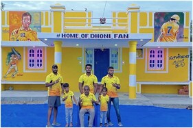 એમએસ ધોનીના પ્રશંસકે પીળા રંગમાં આવી રીતે રંગી નાખ્યું પોતાનું ઘર, જુઓ PICS
