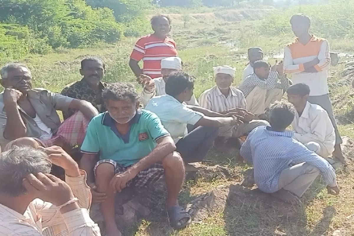ઘટનાની જાણ થતાં જ આસપાસના લોકો દોડી આવ્યા હતા અને તુરંત જ ફાયર બ્રિગેડને જાણ કરી દીધી હતી. જેથી ફાયર બ્રિગેડે ત્રણેય બાળકોના મૃતદેહ બહાર કાઢ્યા હતા અને પોલીસે મૃતદેહોને પોસ્ટમોર્ટમ માટે મોકલી આપ્યા છે. ઘટનાની જાણ થતાં જ આસપાસના લોકો દોડી આવ્યા હતા અને તુરંત જ ફાયર બ્રિગેડને જાણ કરી દીધી હતી. જેથી ફાયર બ્રિગેડે ત્રણેય બાળકોના મૃતદેહ બહાર કાઢ્યા હતા અને પોલીસે મૃતદેહોને પોસ્ટમોર્ટમ માટે મોકલી આપ્યા છે.