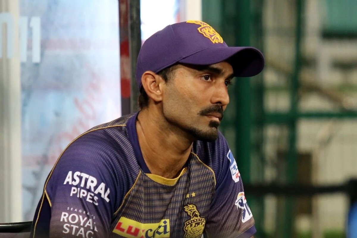  નવી દિલ્હી : આઈપીએલ-2020માં (IPL 2020) કોલકાતા નાઇટ રાઇડર્સની કેપ્ટનશિપ કરી રહેલા દિનેશ કાર્તિકે (dinesh karthik) ટીમની કેપ્ટનશિપ છોડી દીધી છે. કાર્તિકે સિઝનની વચ્ચે જ કેપ્ટનશિપ છોડી દીધી છે. કાર્તિકના સ્થાને ઇયોન મોર્ગન કોલકાતા નાઇટ રાઇડર્સની કેપ્ટનશિપ કરશે. કાર્તિકની કેપ્ટનશિપ છોડવાની અટકળો ઘણા સમયથી કરવામાં આવી રહી હતી. ટીમ ઇન્ડિયાના ક્રિકેટર મનોજ તિવારીએ તો 12 દિવસ પહેલા જ તેને કેપ્ટન પદેથી હટાવવાની આશંકા વ્યક્ત કરી હતી.