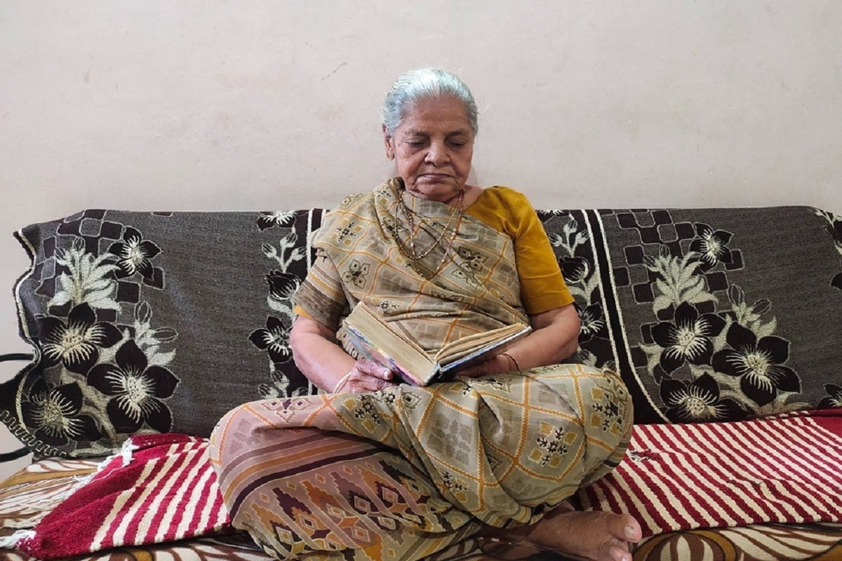 સરકારી પ્રાથમિક શાળાના નિવૃત શિક્ષિકા રંજનબેનના પુત્રને કોરોના થતાં તેમના સંપર્કમાં આવવાથી તેઓ પણ સંક્રમિત થયાં તેમને વધુ તકલીફ ન હોવાથી તેઓ હોમ આઇસોલેટ થયા. પોતાના હોમ આઇસોલેશનમાં કરેલ સર્જનાત્મક પ્રવૃત્તિઓ વિશે વાત કરતા રંજનબેન જણાવે છે કે, "મને બાળપણથી જ લખવાનો અને વાંચવાનો શોખ છે. સરકારી પ્રાથમિક શાળાના નિવૃત શિક્ષિકા રંજનબેનના પુત્રને કોરોના થતાં તેમના સંપર્કમાં આવવાથી તેઓ પણ સંક્રમિત થયાં તેમને વધુ તકલીફ ન હોવાથી તેઓ હોમ આઇસોલેટ થયા. પોતાના હોમ આઇસોલેશનમાં કરેલ સર્જનાત્મક પ્રવૃત્તિઓ વિશે વાત કરતા રંજનબેન જણાવે છે કે, "મને બાળપણથી જ લખવાનો અને વાંચવાનો શોખ છે.