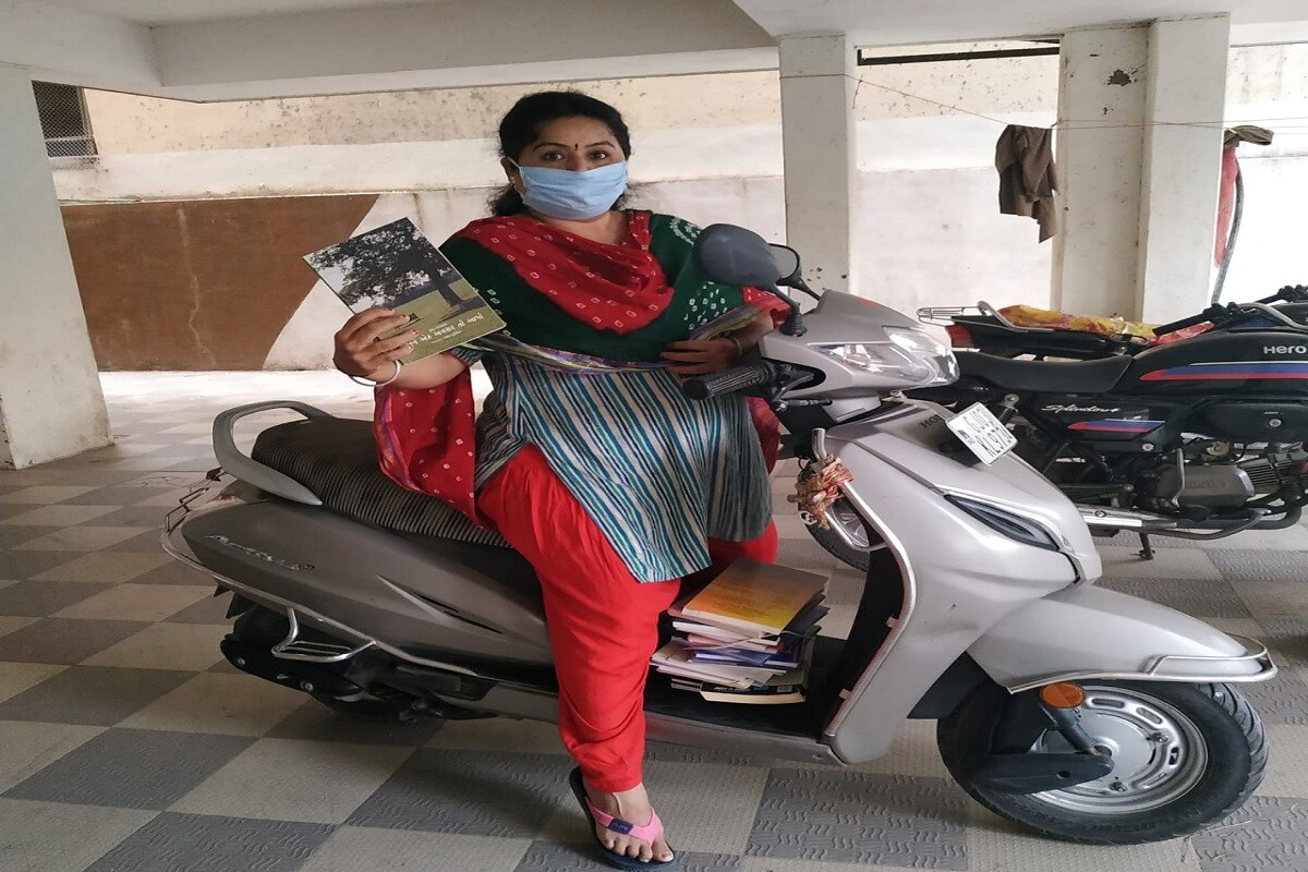 વનીતાબેન રાઠોડ રાજકોટ શહેરના નાના મૌવા વિસ્તારમાં આવેલા શાળા નંબર 93માં આચાર્ય તરીકે ફરજ બજાવે છે. કોરોના મહામારીના કારણે છેલ્લા છ મહિનાથી વિદ્યાર્થીઓ માટે શાળા અને કોલેજોના દ્વાર બંધ થયા છે. જેથી તેમના અભ્યાસને અસર પડી રહી છે. અભ્યાસમય અંધકારને દૂર કરવા જાગૃત આચાર્યે અનોખું અભિયાન છેડ્યું છે. તે ઘરે ઘરે પુસ્તકો પહોંચાડી રહ્યાં છે. વનીતાબેન રાઠોડ રાજકોટ શહેરના નાના મૌવા વિસ્તારમાં આવેલા શાળા નંબર 93માં આચાર્ય તરીકે ફરજ બજાવે છે. કોરોના મહામારીના કારણે છેલ્લા છ મહિનાથી વિદ્યાર્થીઓ માટે શાળા અને કોલેજોના દ્વાર બંધ થયા છે. જેથી તેમના અભ્યાસને અસર પડી રહી છે. અભ્યાસમય અંધકારને દૂર કરવા જાગૃત આચાર્યે અનોખું અભિયાન છેડ્યું છે. તે ઘરે ઘરે પુસ્તકો પહોંચાડી રહ્યાં છે.