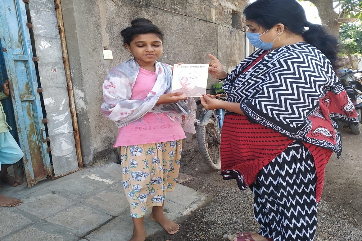 અંકિત પોપટ, રાજકોટ : કોરોના મહામારીના કારણે ગુજરાત રાજ્યમાં શાળા અને કોલેજો દિવાળી બાદ ખુલે તેવા એંધાણ વર્તાઇ રહ્યા છે. બીજી તરફ છેલ્લા છ મહિનાથી શાળા-કોલેજ બંધ હોવાના કારણે વિદ્યાર્થીઓનો અભ્યાસ બગડી રહ્યો છે. આવા સંજોગોમાં એક સરકારી શાળાના આચાર્ય દ્વારા એક અનોખો પ્રયોગ કરવામાં આવ્યો છે. અંકિત પોપટ, રાજકોટ : કોરોના મહામારીના કારણે ગુજરાત રાજ્યમાં શાળા અને કોલેજો દિવાળી બાદ ખુલે તેવા એંધાણ વર્તાઇ રહ્યા છે. બીજી તરફ છેલ્લા છ મહિનાથી શાળા-કોલેજ બંધ હોવાના કારણે વિદ્યાર્થીઓનો અભ્યાસ બગડી રહ્યો છે. આવા સંજોગોમાં એક સરકારી શાળાના આચાર્ય દ્વારા એક અનોખો પ્રયોગ કરવામાં આવ્યો છે.