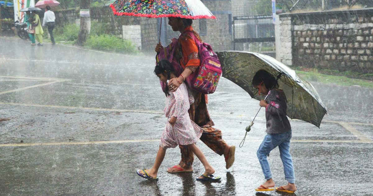 હવામાન વિભાગે જણાવ્યા પ્રમાણે, અરબી સમુદ્રમાં સર્જાયેલા ડિપ્રેશનથી રાજ્યના વાતાવરણમાં પલટો આવ્યો છે. જો કે, ડિપ્રેશન હવે ઓમાન તરફ આગળ વધી ગયું છે. નોંધનીય છે કે, શનિવારે અમદાવાદમાં પણ બફારા સાથે વરસાદી માહોલ સર્જાયો હતો. અમદાવાદનું લઘુતમ તાપમાન સામાન્ય કરતાં 7 ડિગ્રી વધતાં લોકોએ દિવસ દરમિયાન ગરમીની સાથે અસહ્ય બફારાનો અનુભવ કર્યો હતો. હવામાન વિભાગે જણાવ્યા પ્રમાણે, અરબી સમુદ્રમાં સર્જાયેલા ડિપ્રેશનથી રાજ્યના વાતાવરણમાં પલટો આવ્યો છે. જો કે, ડિપ્રેશન હવે ઓમાન તરફ આગળ વધી ગયું છે. નોંધનીય છે કે, શનિવારે અમદાવાદમાં પણ બફારા સાથે વરસાદી માહોલ સર્જાયો હતો. અમદાવાદનું લઘુતમ તાપમાન સામાન્ય કરતાં 7 ડિગ્રી વધતાં લોકોએ દિવસ દરમિયાન ગરમીની સાથે અસહ્ય બફારાનો અનુભવ કર્યો હતો.