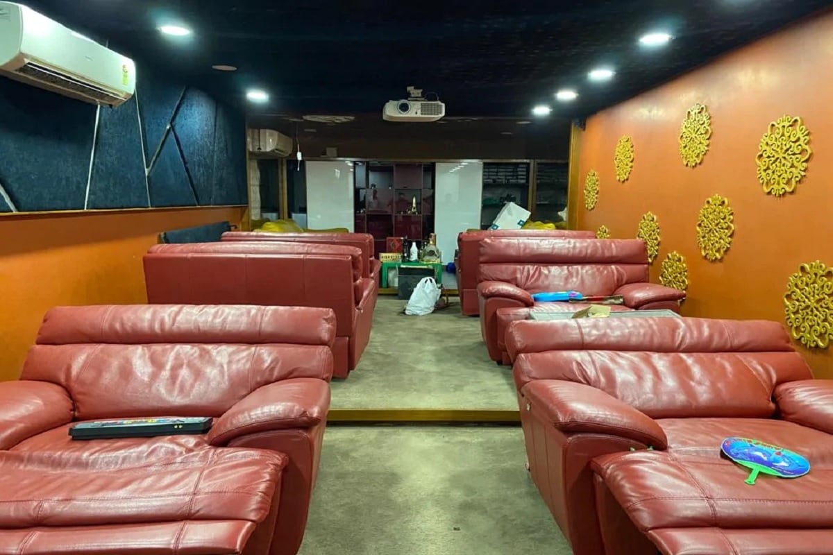 શું હતો સમગ્ર મામલો? અમદાવાદના આનંદનગર વિસ્તારમાં દારૂની મહેફિલ કરતા 3 લોકોની ધરપકડ કરવા માં આવી હતી. નોંધનીય છે કે દારૂની મહેફિલ તો ઠીક પરંતુ પોલીસ જયારે તપાસ કરી તો અનેક ચોકવનારી માહિતી સામે આવી અને જેમાં એક સમય ન કોલ સેન્ટરના માસ્ટર માઈન્ડ નિરવ રાયચુરા પણ પકડાઈ ગયો હતો. (ઘરમાં બનેલા બારની તસવીર) શું હતો સમગ્ર મામલો? અમદાવાદના આનંદનગર વિસ્તારમાં દારૂની મહેફિલ કરતા 3 લોકોની ધરપકડ કરવા માં આવી હતી. નોંધનીય છે કે દારૂની મહેફિલ તો ઠીક પરંતુ પોલીસ જયારે તપાસ કરી તો અનેક ચોકવનારી માહિતી સામે આવી અને જેમાં એક સમય ન કોલ સેન્ટરના માસ્ટર માઈન્ડ નિરવ રાયચુરા પણ પકડાઈ ગયો હતો. (ઘરમાં બનેલા બારની તસવીર)