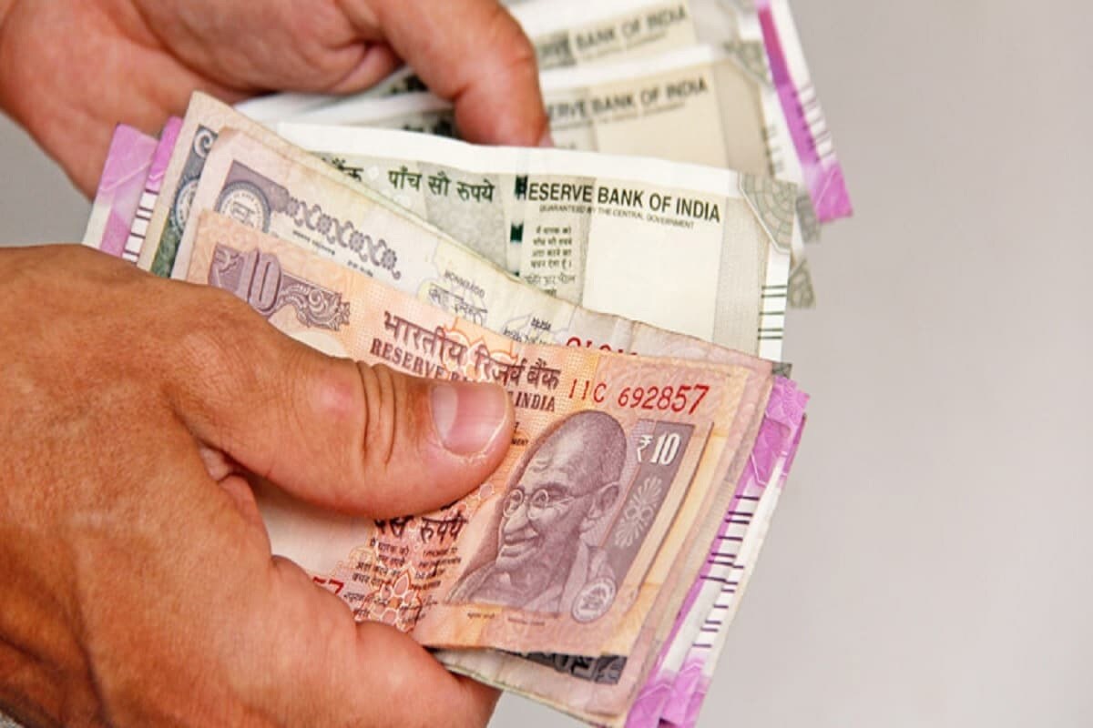 નવી દિલ્હીઃ લૉન મોરેટોરિયમ (Loan Moratorium)નો લાભ ઉઠાવવા માટે કેન્દ્ર સરકારે થોડા દિવસો પહેલા સુપ્રીમ કોર્ટ (Supreme court)માં એક સોગંધનામું રજૂ કરીને કહ્યું હતું કે બેન્કો પાસેથી બે કરોડ રૂપિયા સુધીની લોન પર વ્યાજ પર વ્યાજ નહીં વસૂલવામાં આવે. કેન્દ્ર સરકાર જાતે જ તે ખર્ચ ઉઠાવશે. હવે અહેવાલ આવી રહ્યા છે કે જેઓએ લૉન મોરેટોરિયમનો લાભ નથી લીધો અને સમય પર લૉન રિપેમેન્ટ (Loan Repayment) કર્યું છે, તેમને પણ કેન્દ્ર સરકાર તરફથી ભરપાઈ કરવામાં આવશે. (પ્રતીકાત્મક તસવીર) નવી દિલ્હીઃ લૉન મોરેટોરિયમ (Loan Moratorium)નો લાભ ઉઠાવવા માટે કેન્દ્ર સરકારે થોડા દિવસો પહેલા સુપ્રીમ કોર્ટ (Supreme court)માં એક સોગંધનામું રજૂ કરીને કહ્યું હતું કે બેન્કો પાસેથી બે કરોડ રૂપિયા સુધીની લોન પર વ્યાજ પર વ્યાજ નહીં વસૂલવામાં આવે. કેન્દ્ર સરકાર જાતે જ તે ખર્ચ ઉઠાવશે. હવે અહેવાલ આવી રહ્યા છે કે જેઓએ લૉન મોરેટોરિયમનો લાભ નથી લીધો અને સમય પર લૉન રિપેમેન્ટ (Loan Repayment) કર્યું છે, તેમને પણ કેન્દ્ર સરકાર તરફથી ભરપાઈ કરવામાં આવશે. (પ્રતીકાત્મક તસવીર)