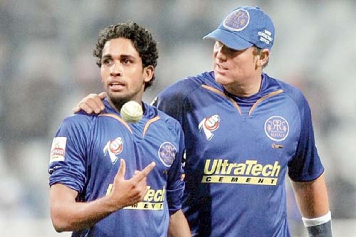 નવી દિલ્હી : 2009માં ઓસ્ટ્રેલિયાનો મહાન લેગ સ્પિનર શેન વોર્ન (shane warne)રાજસ્થાન રોયલ્સનો (Rajasthan Royals)કેપ્ટન હતો. એક દિવસ અચાનક 19 વર્ષના અજાણ્યા યુવા ફાસ્ટ બોલરને દુનિયા સામે લાવ્યો હતો. આ યુવા ફાસ્ટ બોલરનું નામ હતું કામરાન ખાન (Kamran Khan). વોર્ને તે સમયે દાવો કર્યો હતો કે કામરાન 140 કિલોમીટરની પ્રતિ કલાકની ઝડપે બોલિંગ કરે છે. આ પછી બધાને નજર આ બોલર પણ ટકી હતી. નવી દિલ્હી : 2009માં ઓસ્ટ્રેલિયાનો મહાન લેગ સ્પિનર શેન વોર્ન (shane warne)રાજસ્થાન રોયલ્સનો (Rajasthan Royals)કેપ્ટન હતો. એક દિવસ અચાનક 19 વર્ષના અજાણ્યા યુવા ફાસ્ટ બોલરને દુનિયા સામે લાવ્યો હતો. આ યુવા ફાસ્ટ બોલરનું નામ હતું કામરાન ખાન (Kamran Khan). વોર્ને તે સમયે દાવો કર્યો હતો કે કામરાન 140 કિલોમીટરની પ્રતિ કલાકની ઝડપે બોલિંગ કરે છે. આ પછી બધાને નજર આ બોલર પણ ટકી હતી.