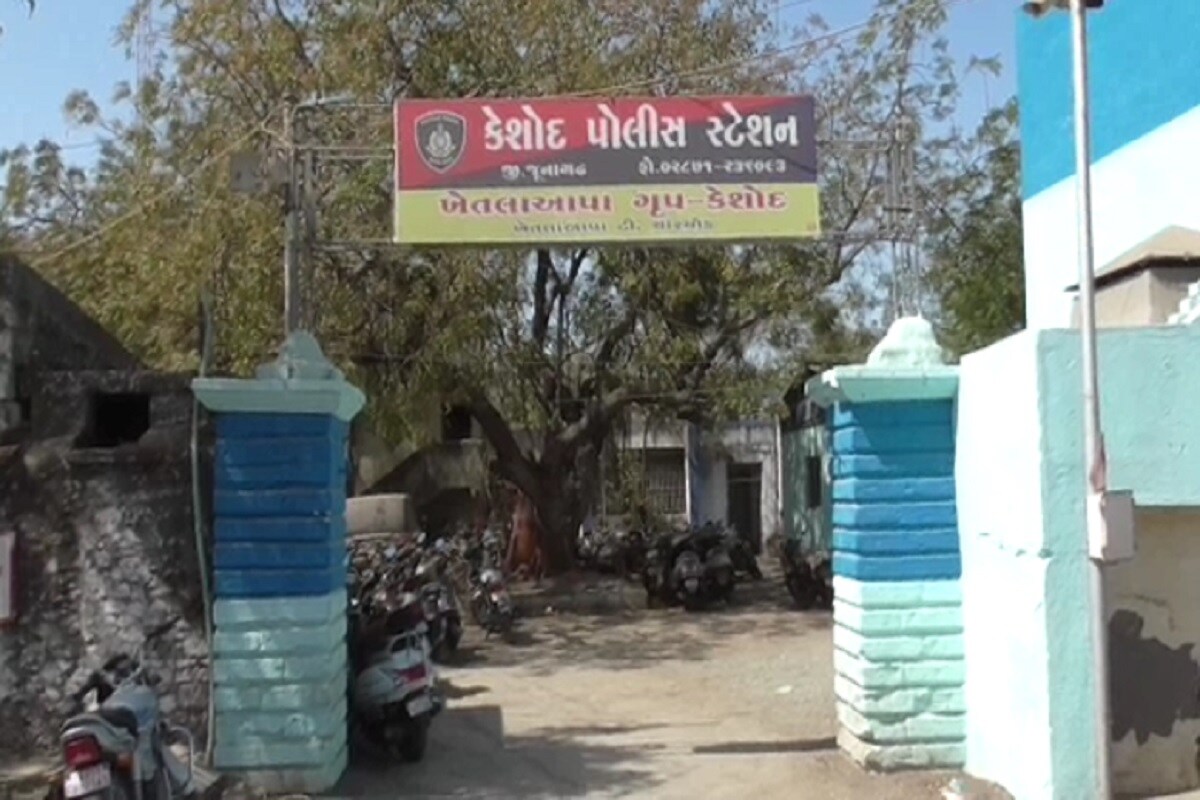 સરપંચે ઝેરી દવા પી લેતા તાત્કાલિક તેમને સારવાર માટે ખસેડવામાં આવ્યા છે કેશોદ પોલીસે સૂસાઈડ નોટના આધારે તપાસ હાથ ધરી છે. સાથી સદસ્યોના ત્રાસથી સરપંચે આપધાતનો પ્રયાસ કરતા સમગ્ર વિસ્તારમાં ચકચાર મચી ગઈ છે. સરપંચે ઝેરી દવા પી લેતા તાત્કાલિક તેમને સારવાર માટે ખસેડવામાં આવ્યા છે કેશોદ પોલીસે સૂસાઈડ નોટના આધારે તપાસ હાથ ધરી છે. સાથી સદસ્યોના ત્રાસથી સરપંચે આપધાતનો પ્રયાસ કરતા સમગ્ર વિસ્તારમાં ચકચાર મચી ગઈ છે.
