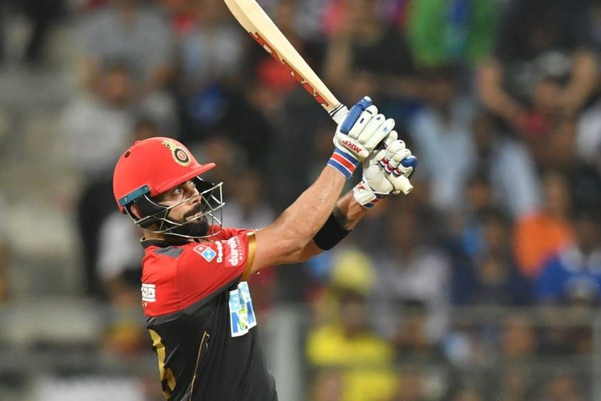 નવી દિલ્હી : આઈપીએલમાં (IPL 2020) રોયલ ચેલેન્જર્સ બેંગલોરના કેપ્ટન (RCB)વિરાટ કોહલી (Virat Kohli)ની શરૂઆતી સફર ઘણી ખરાબ રહી હતી. શરૂઆતની ત્રણ મેચમાં ફક્ત 18 રન બનાવ્યા હતા. આ પછી રાજસ્થાન રોયલ્સ સામે તે 53 બોલમાં અણનમ 72 રન બનાવી ફોર્મમાં પરત ફર્યો હતો. આ પછી સોમવારે દિલ્હી સામે 39 બોલમાં 43 રન બનાવ્યા હતા. આ સાથે જ તેણે ટી-20 ક્રિકેટમાં 9 હજાર રન પુરા કરવાની સિદ્ધિ મેળવી છે. નવી દિલ્હી : આઈપીએલમાં (IPL 2020) રોયલ ચેલેન્જર્સ બેંગલોરના કેપ્ટન (RCB)વિરાટ કોહલી (Virat Kohli)ની શરૂઆતી સફર ઘણી ખરાબ રહી હતી. શરૂઆતની ત્રણ મેચમાં ફક્ત 18 રન બનાવ્યા હતા. આ પછી રાજસ્થાન રોયલ્સ સામે તે 53 બોલમાં અણનમ 72 રન બનાવી ફોર્મમાં પરત ફર્યો હતો. આ પછી સોમવારે દિલ્હી સામે 39 બોલમાં 43 રન બનાવ્યા હતા. આ સાથે જ તેણે ટી-20 ક્રિકેટમાં 9 હજાર રન પુરા કરવાની સિદ્ધિ મેળવી છે.