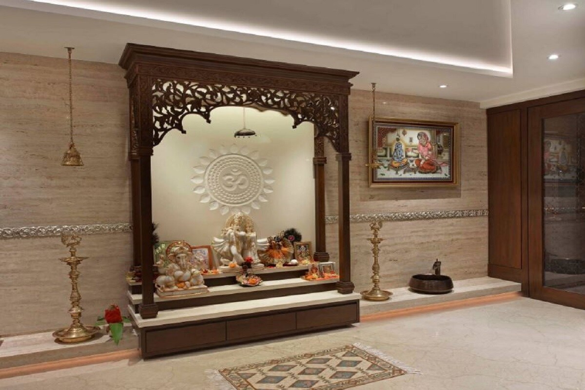 મંદિરમાં ન રાખો પૂર્વજોનો ફોટોઃ મોટા અને વૃદ્ધ વડીલો પ્રમાણે પૂજા ઘરમાં ક્યારે પણ ભગવાનની સાથે પૂર્વજોનો ફોટો ન લગાવવો જોઈએ. પૂર્વજોના ફોટા અલગ જગ્યાએ રાખવો જોઈએ અને સાંજના સમયે પૂર્વજોના ફોટા સામે દીપક પ્રગટાવવો જોઈે. આવું કરવાથી પિતૃદોષ શાંત થશે. મંદિરમાં ન રાખો પૂર્વજોનો ફોટોઃ મોટા અને વૃદ્ધ વડીલો પ્રમાણે પૂજા ઘરમાં ક્યારે પણ ભગવાનની સાથે પૂર્વજોનો ફોટો ન લગાવવો જોઈએ. પૂર્વજોના ફોટા અલગ જગ્યાએ રાખવો જોઈએ અને સાંજના સમયે પૂર્વજોના ફોટા સામે દીપક પ્રગટાવવો જોઈે. આવું કરવાથી પિતૃદોષ શાંત થશે.
