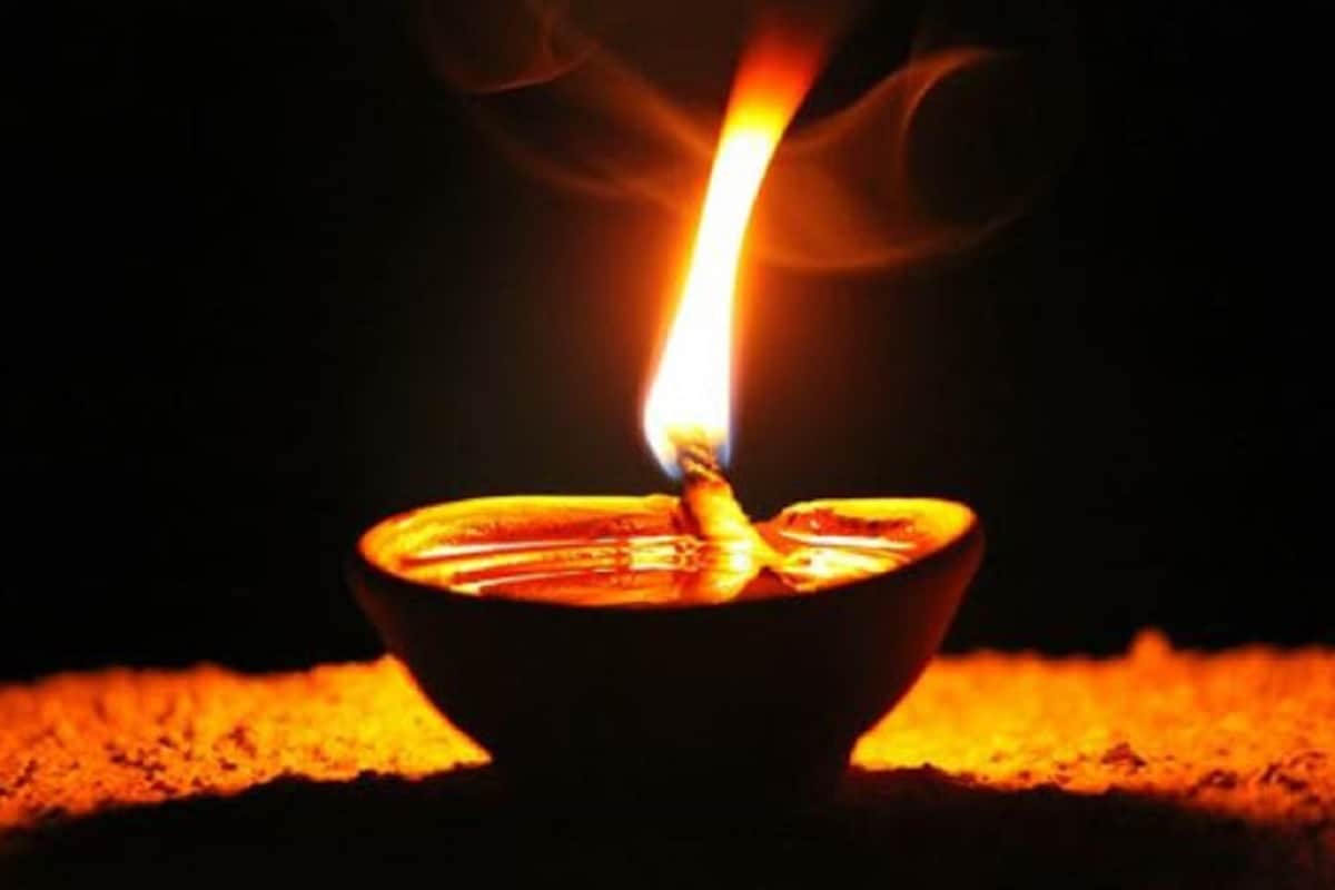 સાંજે દીવો પ્રગટાવોઃ સાંજના સમયે ઘરમાં હંમેશા દીવો પ્રગટાવો જોઈએ. અને સકારાત્મક માહોલ નબાવી રાખો. સાથે જ ભગવાનને ભોગ લગાવવાથી દેવી લક્ષ્મીની કૃપા બની રહેશે. સાંજે દીવો પ્રગટાવોઃ સાંજના સમયે ઘરમાં હંમેશા દીવો પ્રગટાવો જોઈએ. અને સકારાત્મક માહોલ નબાવી રાખો. સાથે જ ભગવાનને ભોગ લગાવવાથી દેવી લક્ષ્મીની કૃપા બની રહેશે.