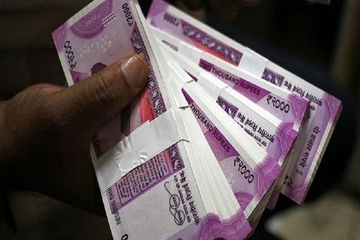 ગજબ તિકડમ : અમદાવાદમાં LIC એજન્ટે પત્નીને મૃત બતાવી 15 લાખનો વીમો પાસ કરાવ્યો
