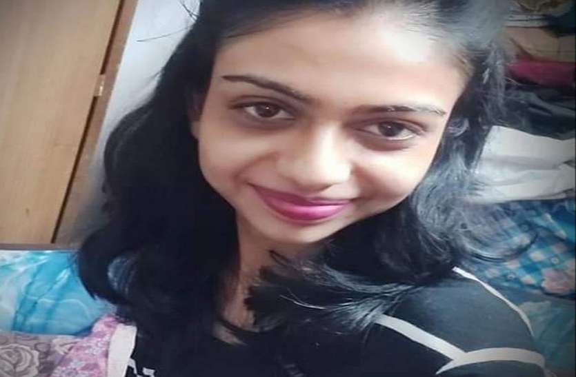 વિજલપોર ખાતે રહેતી 28 વર્ષીય મેઘા રાજેન્દ્રભાઈ આચાર્યાએ પોતાના ઘરે જ ફાંસો ખાઈને આપઘાત કરી લેતા ચકચાર મચી છે. મેઘા નવસારી સિવિલ હોસ્પિટલમાં નર્સ તરીકે ફરજ બજાવી રહી હતી. તેણે ગળે ફાંસો ખાઈ આપઘાત કરી લીધો હતો. ઘટના સ્થળેથી પાંચ પાનાંની સુસાઇડ નોટ પોલીસે જપ્ત કરી હતી. પરિવારના સભ્યોએ દીકરીના આપઘાત પાછળ સિવિલ હોસ્પિટલમાં ડ્યૂટી દરમિયાન ત્રાસ અપાતો હોવાના આક્ષેપ કર્યા છે, સાથે જ દીકરીને આપઘાત કરવા મજબૂર કરનારા સામે કાર્યવાહી કરવામાં નહિ આવે ત્યાં સુધી મૃતદેહ નહિ સ્વીકારવાનો પરિવારે નિર્ણય કર્યો હતો. પરંતુ સમજાવટ બાદ તેમણે દીકરીનાં અંતિમ સંસ્કાર કર્યા છે. જે બાદ યુવતીની માતાએ ફરિયાદ નોંધાવી હતી. વિજલપોર ખાતે રહેતી 28 વર્ષીય મેઘા રાજેન્દ્રભાઈ આચાર્યાએ પોતાના ઘરે જ ફાંસો ખાઈને આપઘાત કરી લેતા ચકચાર મચી છે. મેઘા નવસારી સિવિલ હોસ્પિટલમાં નર્સ તરીકે ફરજ બજાવી રહી હતી. તેણે ગળે ફાંસો ખાઈ આપઘાત કરી લીધો હતો. ઘટના સ્થળેથી પાંચ પાનાંની સુસાઇડ નોટ પોલીસે જપ્ત કરી હતી. પરિવારના સભ્યોએ દીકરીના આપઘાત પાછળ સિવિલ હોસ્પિટલમાં ડ્યૂટી દરમિયાન ત્રાસ અપાતો હોવાના આક્ષેપ કર્યા છે, સાથે જ દીકરીને આપઘાત કરવા મજબૂર કરનારા સામે કાર્યવાહી કરવામાં નહિ આવે ત્યાં સુધી મૃતદેહ નહિ સ્વીકારવાનો પરિવારે નિર્ણય કર્યો હતો. પરંતુ સમજાવટ બાદ તેમણે દીકરીનાં અંતિમ સંસ્કાર કર્યા છે. જે બાદ યુવતીની માતાએ ફરિયાદ નોંધાવી હતી.