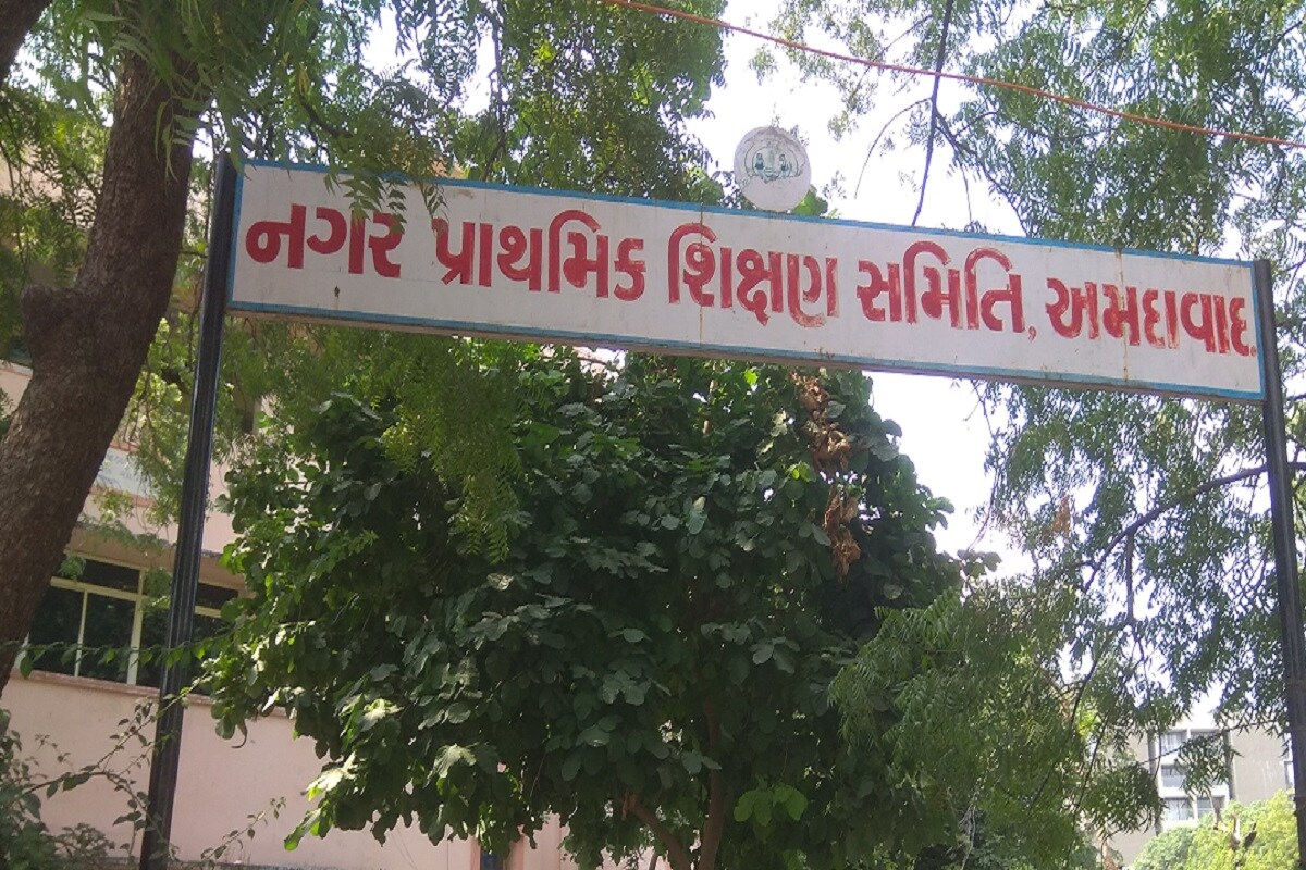 ગરીબ બાળકોને આપતા મધ્યાહન ભોજન એલાઉન્સમાં બેન્કે ટ્રાન્જેક્શન ચાર્જ કાપતા વિવાદ સર્જાયો છે. મ્યુનિ. સ્કૂલના બાળકોના નાણાં કાપી બેન્ક ઓફ બરોડા વિવાદમાં આવી છે. શાહીબાગની મ્યુનિ શાળામાં કુકિંગ એલાઉન્સ પેટે અંદાજે 35 હજાર જેટલી રકમ જમા થઈ હતી. આ જમા થયેલ રકમમાંથી BOBએ 65 ટકા જેટલી મોટી રકમ ટ્રાન્જેક્શન ચાર્જના નામે કાપી નાખી છે. ગરીબ બાળકોના ખાતામાંથી હકના નાણાં કાપી લેવાતા શાળાના પ્રિન્સિપાલ ચોંકી ઉઠ્યા હતા અને પ્રિન્સિપાલે નગર પ્રાથમિક સમિતિ અમદાવાદના શાસનાધિકારીને જાણ કરી હતી. ગરીબ બાળકોને આપતા મધ્યાહન ભોજન એલાઉન્સમાં બેન્કે ટ્રાન્જેક્શન ચાર્જ કાપતા વિવાદ સર્જાયો છે. મ્યુનિ. સ્કૂલના બાળકોના નાણાં કાપી બેન્ક ઓફ બરોડા વિવાદમાં આવી છે. શાહીબાગની મ્યુનિ શાળામાં કુકિંગ એલાઉન્સ પેટે અંદાજે 35 હજાર જેટલી રકમ જમા થઈ હતી. આ જમા થયેલ રકમમાંથી BOBએ 65 ટકા જેટલી મોટી રકમ ટ્રાન્જેક્શન ચાર્જના નામે કાપી નાખી છે. ગરીબ બાળકોના ખાતામાંથી હકના નાણાં કાપી લેવાતા શાળાના પ્રિન્સિપાલ ચોંકી ઉઠ્યા હતા અને પ્રિન્સિપાલે નગર પ્રાથમિક સમિતિ અમદાવાદના શાસનાધિકારીને જાણ કરી હતી.