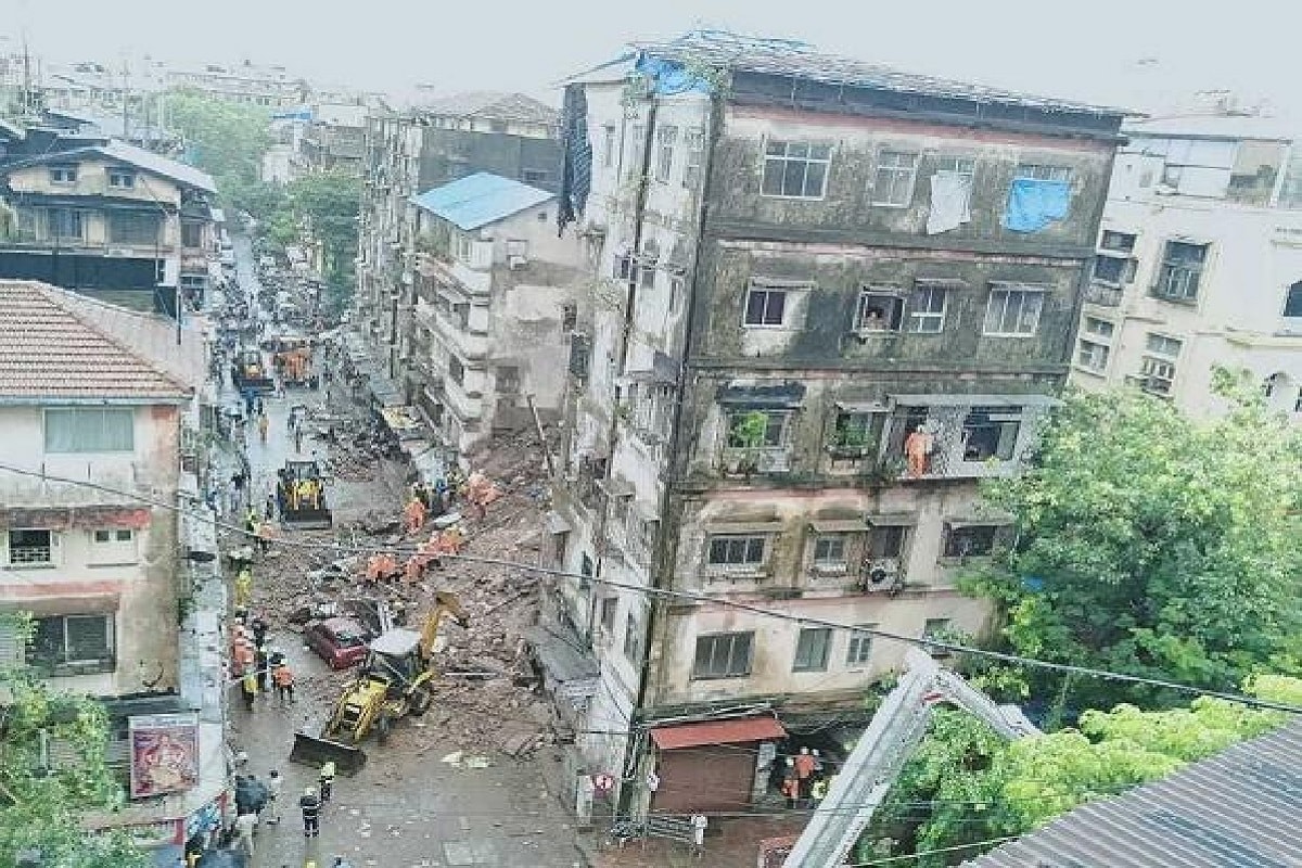 આ ઈમારતમાં રહેનારા લોકોએ સવાર સવારમાં ઈમારતના થાંભલા તૂટવાનો તેજ અવાજ સાંભળ્યો અને પરિસરમાં બહાર નીકળી ગયા હતા. ડોંબિવલી વાર્ડ અધિકારી ભરત પવારના જણાવ્યા પ્રમાણે કેટલીક મિનિટોમાં ઈમારતનો એક ભાગ ધરાશાયી થયો હતો. પ્રાપ્ત માહિતી પ્રમાણે આ ઈમારત કેડીએમસીની ખતરનાક ઈમારતની યાદીમાં હતી. આ ઈમારતમાં રહેનારા લોકોએ સવાર સવારમાં ઈમારતના થાંભલા તૂટવાનો તેજ અવાજ સાંભળ્યો અને પરિસરમાં બહાર નીકળી ગયા હતા. ડોંબિવલી વાર્ડ અધિકારી ભરત પવારના જણાવ્યા પ્રમાણે કેટલીક મિનિટોમાં ઈમારતનો એક ભાગ ધરાશાયી થયો હતો. પ્રાપ્ત માહિતી પ્રમાણે આ ઈમારત કેડીએમસીની ખતરનાક ઈમારતની યાદીમાં હતી.