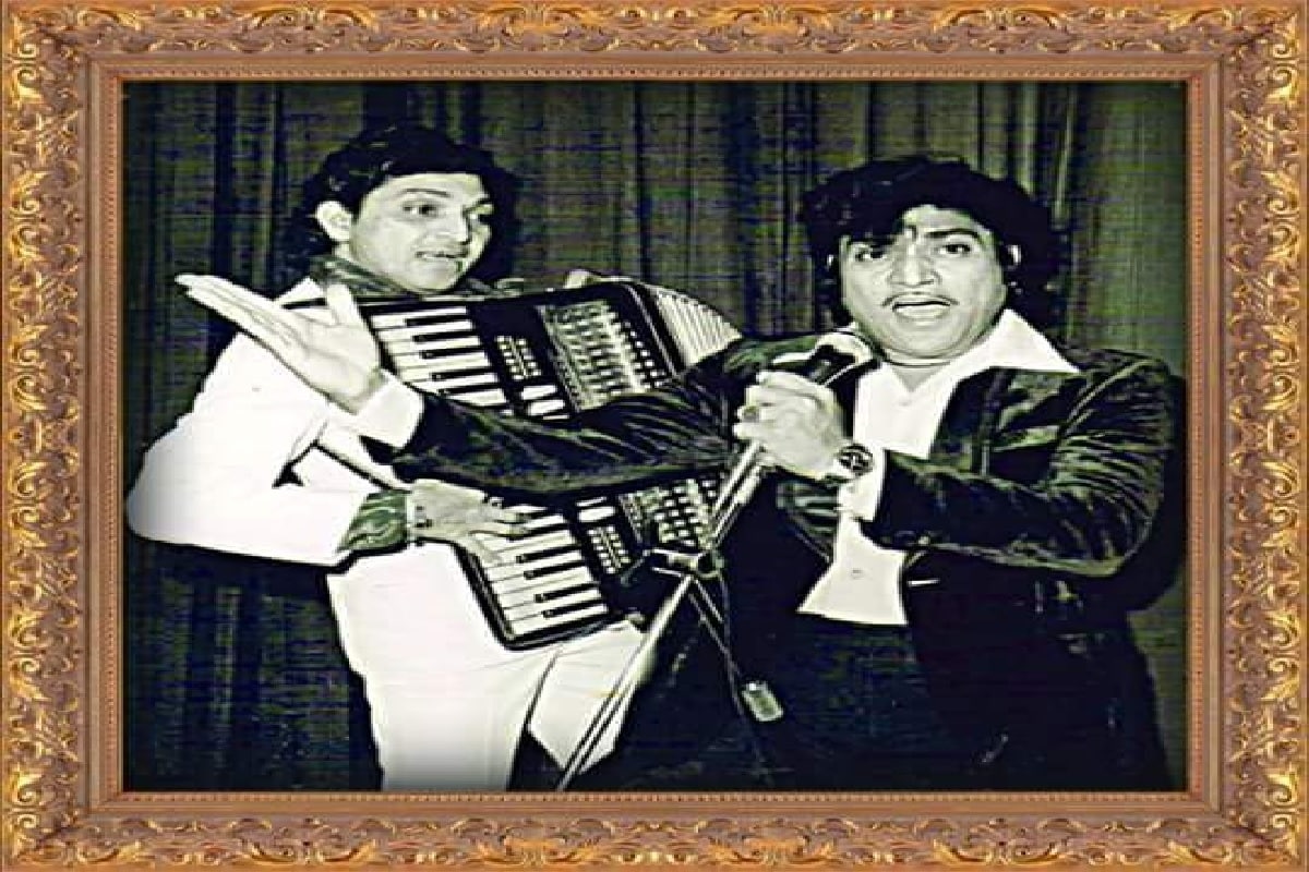 આજકાલ બોલિવૂડમાં વિદેશોમાં સ્ટેજ શો આપવા સામાન્ય વાત છે. પણ તમને જાણીને નવાઇ લાગશે કે 80ના દાયકામાં ગુજરાતી ફિલ્મ ઇન્ડસ્ટ્રીઝમાંથી મહેશ અને નરેશ કનોડિયા તેવા પહેલા ગુજરાતી સ્ટાર્સ હતા જેમણે આફ્રિકા, અમેરિકા અને એશિયાના કેટલાક દેશોમાં સ્ટેજ શો કર્યા છે. આજકાલ બોલિવૂડમાં વિદેશોમાં સ્ટેજ શો આપવા સામાન્ય વાત છે. પણ તમને જાણીને નવાઇ લાગશે કે 80ના દાયકામાં ગુજરાતી ફિલ્મ ઇન્ડસ્ટ્રીઝમાંથી મહેશ અને નરેશ કનોડિયા તેવા પહેલા ગુજરાતી સ્ટાર્સ હતા જેમણે આફ્રિકા, અમેરિકા અને એશિયાના કેટલાક દેશોમાં સ્ટેજ શો કર્યા છે.