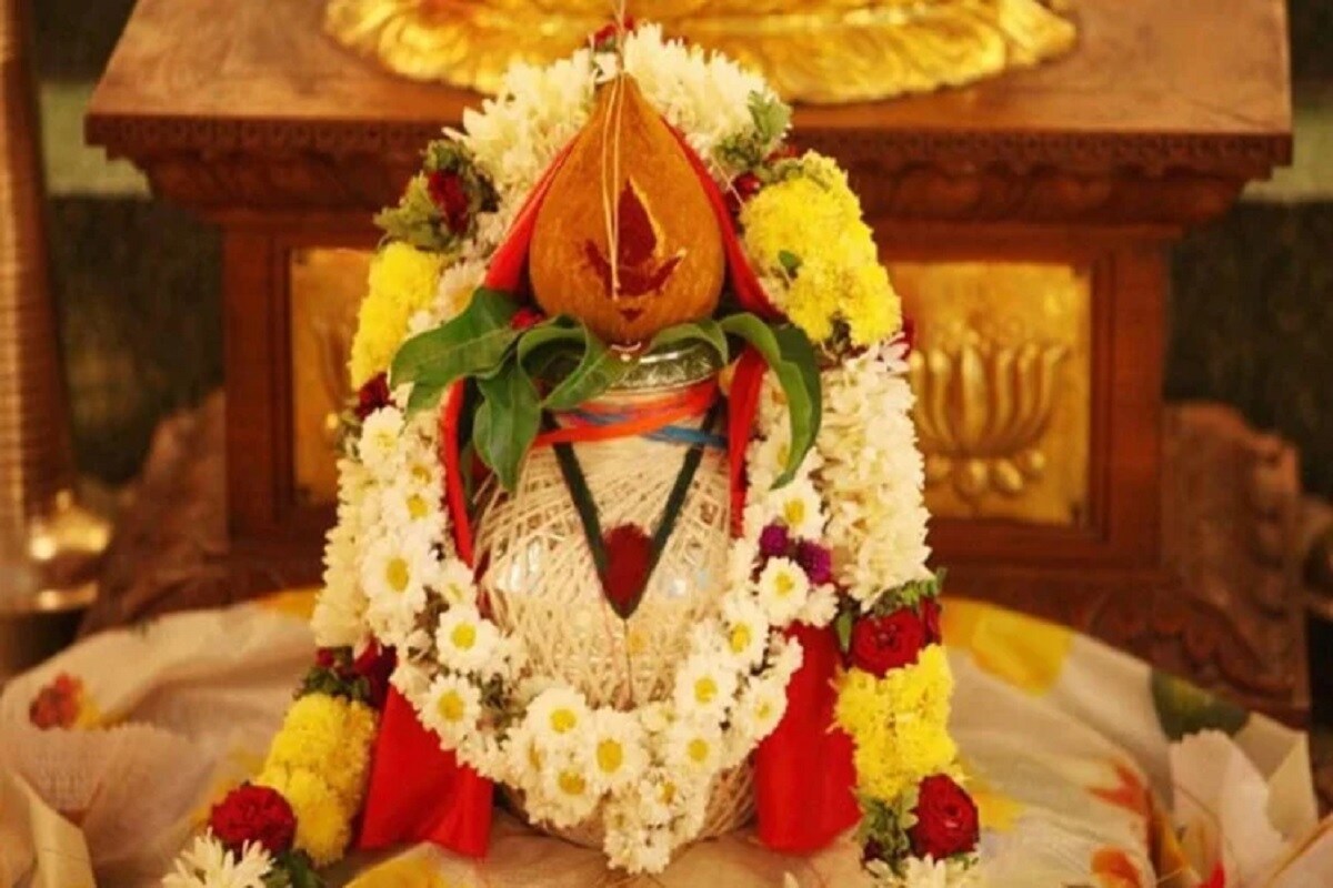 નવરાત્રી (Navratri) ઘણો જ પવિત્ર તહેવાર છે. આ નવ દિવસોમાં (Nine Days) આપણે માતાજીના નવ સ્વરૂપોની પૂજા અર્ચના કરીએ છીએ. માતાજીનાં આશીર્વાદ મેળવવા માટે અનેક ઘરમાં અખંડ દિવો (Akhand Deep) રાખવામાં આવે છે સાથે ભાવિ ભક્તો અનુષ્ઠાન પણ કરતા હોય છે. આ પવિત્ર નવ દિવસમાં આપણે ઘણી વાતોનું ધ્યાન રાખવું જોઇએ. તો આવી ધ્યાન રાખવા જેટલી કેટલીક મહત્તવની વાતો કઇ છે તે જોઇએ. નવરાત્રી (Navratri) ઘણો જ પવિત્ર તહેવાર છે. આ નવ દિવસોમાં (Nine Days) આપણે માતાજીના નવ સ્વરૂપોની પૂજા અર્ચના કરીએ છીએ. માતાજીનાં આશીર્વાદ મેળવવા માટે અનેક ઘરમાં અખંડ દિવો (Akhand Deep) રાખવામાં આવે છે સાથે ભાવિ ભક્તો અનુષ્ઠાન પણ કરતા હોય છે. આ પવિત્ર નવ દિવસમાં આપણે ઘણી વાતોનું ધ્યાન રાખવું જોઇએ. તો આવી ધ્યાન રાખવા જેટલી કેટલીક મહત્તવની વાતો કઇ છે તે જોઇએ.