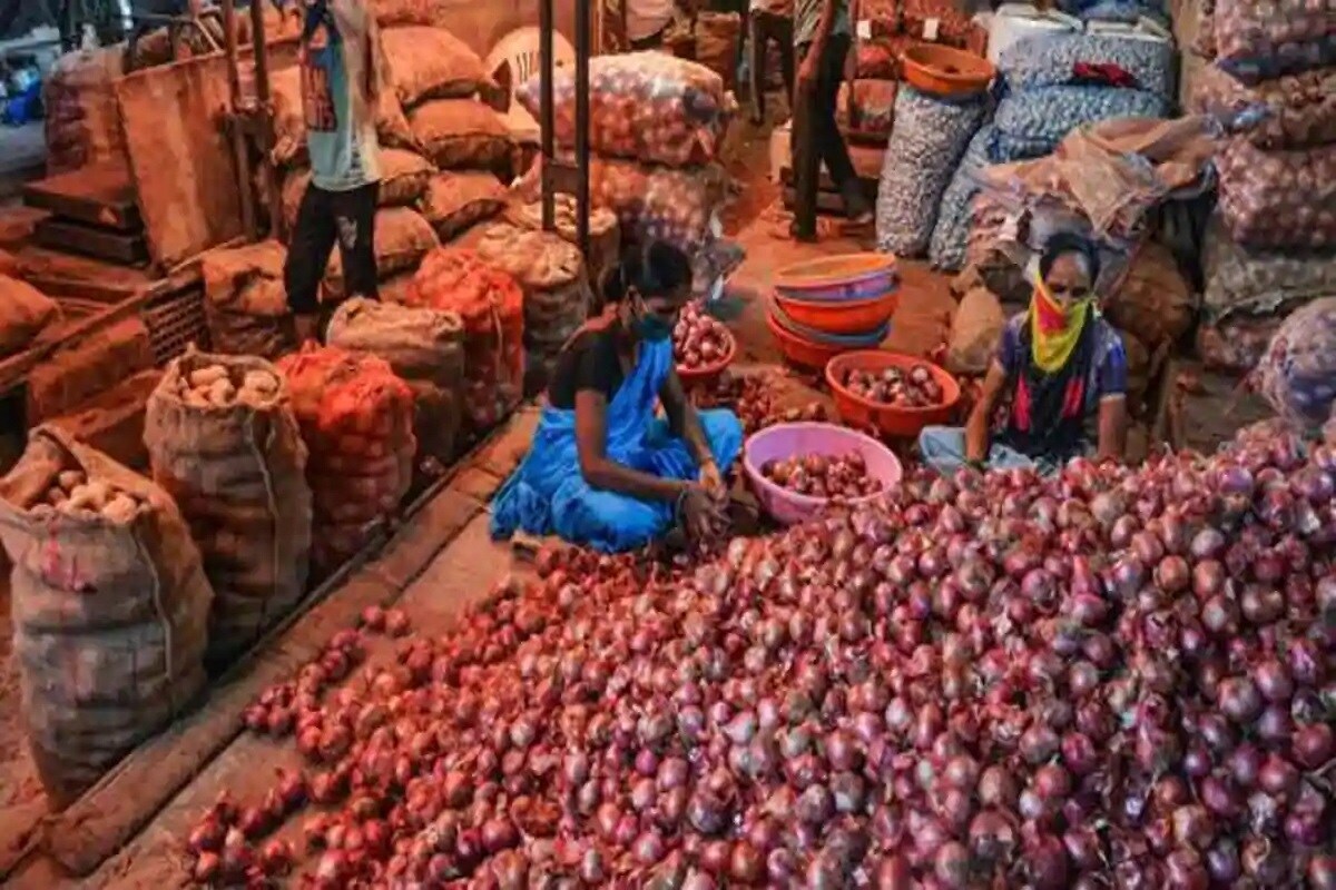 ડુંગળીનાં ભાવ ફેબ્રુઆરી સુધી ઓછા નહીં થાય?- વેપારીઓનું કહેવું છે કે, મહારાષ્ટ્ર, ગુજરાત, રાજસ્થાન અને કર્ણાટકમાં પાકને ઘણું જ નુકસાન થયુ છે. એટલે વેપારીઓએ પણ જમાખોરી રૂ કરી દીધી છે. નવો પાક ફેબ્રુઆરીમાં આવશે, ત્યાં સુધી ડુંગળીની કિંમતમાં કોઇ ઘટાડાના સંકેત નથી. ડુંગળીનાં ભાવ ફેબ્રુઆરી સુધી ઓછા નહીં થાય?- વેપારીઓનું કહેવું છે કે, મહારાષ્ટ્ર, ગુજરાત, રાજસ્થાન અને કર્ણાટકમાં પાકને ઘણું જ નુકસાન થયુ છે. એટલે વેપારીઓએ પણ જમાખોરી રૂ કરી દીધી છે. નવો પાક ફેબ્રુઆરીમાં આવશે, ત્યાં સુધી ડુંગળીની કિંમતમાં કોઇ ઘટાડાના સંકેત નથી.