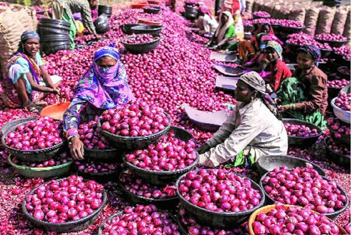 દેશમાં નવરાત્રી શરૂ થતા જ બટાકાનાં ભાવમાં ઘણો જ વધારો જોવા મળે છે. નવરાત્રી દરમિયાન સામાન્ય માણસ ફળાહારમાં બટાકાનો વધુ ઉપયોગ કરે છે. દિલ્હી-એનસીઆર સહિત દેશનાં કેટલાક ભાગોમાં બટાકાનો ભાવ 60 રૂપિયાને પાર થયો છે. કોરોના મહામારી વચ્ચે નવરાત્રી પૂજા શરૂ થવાની સાથે બટાકા અન ડુંગળીનાં ભાવ વધતા લોકોનાં ખિસ્સામાં ફરક પડી રહ્યો છે. દેશમાં નવરાત્રી શરૂ થતા જ બટાકાનાં ભાવમાં ઘણો જ વધારો જોવા મળે છે. નવરાત્રી દરમિયાન સામાન્ય માણસ ફળાહારમાં બટાકાનો વધુ ઉપયોગ કરે છે. દિલ્હી-એનસીઆર સહિત દેશનાં કેટલાક ભાગોમાં બટાકાનો ભાવ 60 રૂપિયાને પાર થયો છે. કોરોના મહામારી વચ્ચે નવરાત્રી પૂજા શરૂ થવાની સાથે બટાકા અન ડુંગળીનાં ભાવ વધતા લોકોનાં ખિસ્સામાં ફરક પડી રહ્યો છે.