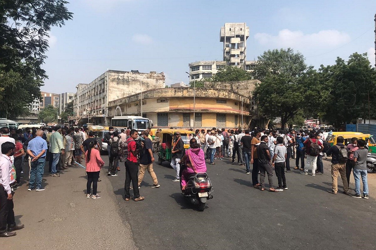 કૉંગ્રેસ નેતા અને દિનેશ શર્માના સમર્થન આવેલા ડૉ. અમિત નાયકે નિવેદન આપતા કહ્યું હતુ કે, દિનેશભાઇના સમર્થનમાં મોટી સંખ્યામાં લોકો કૉંગ્રેસ કાર્યાલય પ્રદેશ કોંગ્રેસ પ્રમુખને રજૂઆત કરવા આવ્યા છે. દિનેશ શર્માના સમર્થકો અને કોંગ્રેસ કાર્યકર્તા નારાજ છે. જેથી પ્રદેશ પ્રમુખને રજૂઆત કરવા પહોંચ્યા છીએ . આ કોઇ વિરોધનો કાર્યક્રમ નથી. પાંચ લોકોનું પ્રતિનિધિ મંડળ જઇને પ્રદેશ પ્રમુખને રજૂઆત કરીશું. કૉંગ્રેસ નેતા અને દિનેશ શર્માના સમર્થન આવેલા ડૉ. અમિત નાયકે નિવેદન આપતા કહ્યું હતુ કે, દિનેશભાઇના સમર્થનમાં મોટી સંખ્યામાં લોકો કૉંગ્રેસ કાર્યાલય પ્રદેશ કોંગ્રેસ પ્રમુખને રજૂઆત કરવા આવ્યા છે. દિનેશ શર્માના સમર્થકો અને કોંગ્રેસ કાર્યકર્તા નારાજ છે. જેથી પ્રદેશ પ્રમુખને રજૂઆત કરવા પહોંચ્યા છીએ . આ કોઇ વિરોધનો કાર્યક્રમ નથી. પાંચ લોકોનું પ્રતિનિધિ મંડળ જઇને પ્રદેશ પ્રમુખને રજૂઆત કરીશું.