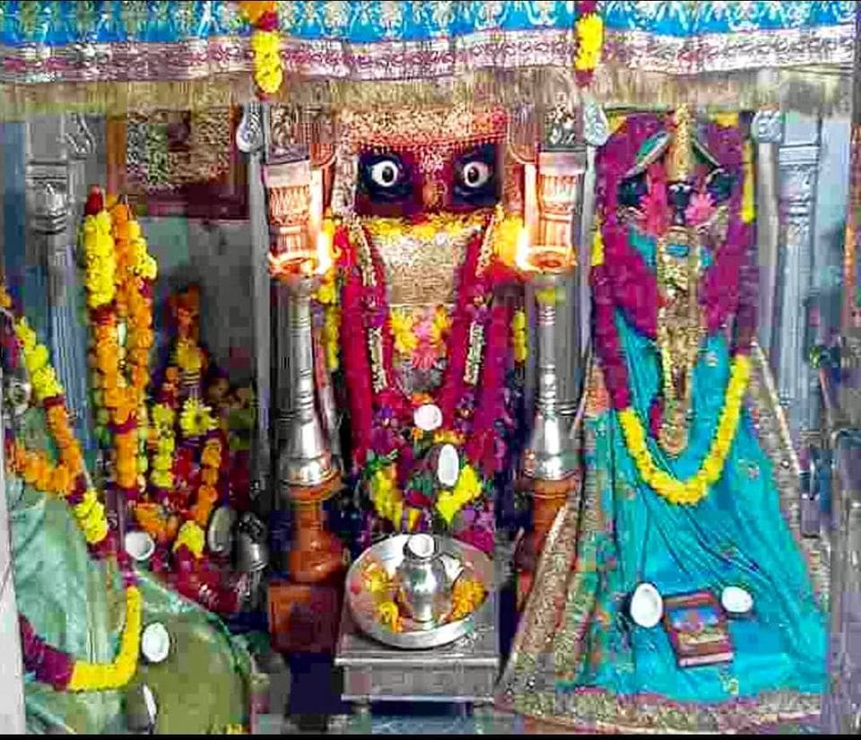 નોંધનીય છે કે, વિજયા દશમીનાં દિવસે શ્રી રામે દસ માથા ધરાવતા રાવણને હણ્યો હતો, તેથી આ દિવસને દશેરા તરીકે ઉજવવામાં આવે છે. દિવાળીના માત્ર 20 દિવસ પહેલા દશેરાનો તહેવાર ઉજવવામાં આવે છે. આ વખતે 25 ઓક્ટોબરે નવમીએ સવારે 07.41 સુધી રહેશે પછી દશેરા શરૂ થઈ જશે દશમી તિથિ 26 ઓક્ટોબરે સવારે 09 વાગ્યા સુધી રહેશે આથી દશેરા 25 ઓક્ટોબરે થશે અને દુર્ગા વિસર્જન 26 ઓક્ટોબરે મનાવવામાં આવશે. (પાવાગઢ મંદિરનાં મહાકાળી માતા) નોંધનીય છે કે, વિજયા દશમીનાં દિવસે શ્રી રામે દસ માથા ધરાવતા રાવણને હણ્યો હતો, તેથી આ દિવસને દશેરા તરીકે ઉજવવામાં આવે છે. દિવાળીના માત્ર 20 દિવસ પહેલા દશેરાનો તહેવાર ઉજવવામાં આવે છે. આ વખતે 25 ઓક્ટોબરે નવમીએ સવારે 07.41 સુધી રહેશે પછી દશેરા શરૂ થઈ જશે દશમી તિથિ 26 ઓક્ટોબરે સવારે 09 વાગ્યા સુધી રહેશે આથી દશેરા 25 ઓક્ટોબરે થશે અને દુર્ગા વિસર્જન 26 ઓક્ટોબરે મનાવવામાં આવશે. (પાવાગઢ મંદિરનાં મહાકાળી માતા)