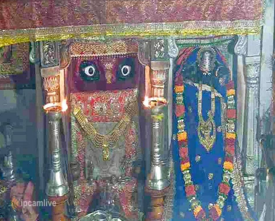 માતાજીના દર્શનથી ભક્તોની આસ્થા જળવાઈ રહે તેમજ પાવાગઢ તળેટીથી માંચી તરફ જવા માટે પ્રાઇવેટ વાહન પર પ્રતિબંધ મૂકી દેવાયો છે, જ્યાં ફકત સરકારી બસ દ્વારા માંચી સુધી જવા દેવાનું આયોજન પણ કરાયું છે. તેમજ ઠેર ઠેર ચુસ્ત પોલીસ બંદોબસ્ત પણ ખડકી દેવાયો છે. હાલોલ ડીવાયએસપીની સૂચના મુજબ 700 જેટલા પોલીસ કર્મચારી અધિકારીઓ ખડેપગે ફરજ બજાવશે. જેમાં 2 ડીવાયએસપી, 7 પીઆઈ, 40 પીએસઆઈ, એએસઆઈ, હેડ કોન્સ્ટેબલ જીઆરડી સહિત પોલીસ ફરજ બજાવશે. પોલીસે પાવાગઢમાં ચેકિંગ હાથ ધર્યું હતું. માતાજીના દર્શનથી ભક્તોની આસ્થા જળવાઈ રહે તેમજ પાવાગઢ તળેટીથી માંચી તરફ જવા માટે પ્રાઇવેટ વાહન પર પ્રતિબંધ મૂકી દેવાયો છે, જ્યાં ફકત સરકારી બસ દ્વારા માંચી સુધી જવા દેવાનું આયોજન પણ કરાયું છે. તેમજ ઠેર ઠેર ચુસ્ત પોલીસ બંદોબસ્ત પણ ખડકી દેવાયો છે. હાલોલ ડીવાયએસપીની સૂચના મુજબ 700 જેટલા પોલીસ કર્મચારી અધિકારીઓ ખડેપગે ફરજ બજાવશે. જેમાં 2 ડીવાયએસપી, 7 પીઆઈ, 40 પીએસઆઈ, એએસઆઈ, હેડ કોન્સ્ટેબલ જીઆરડી સહિત પોલીસ ફરજ બજાવશે. પોલીસે પાવાગઢમાં ચેકિંગ હાથ ધર્યું હતું.