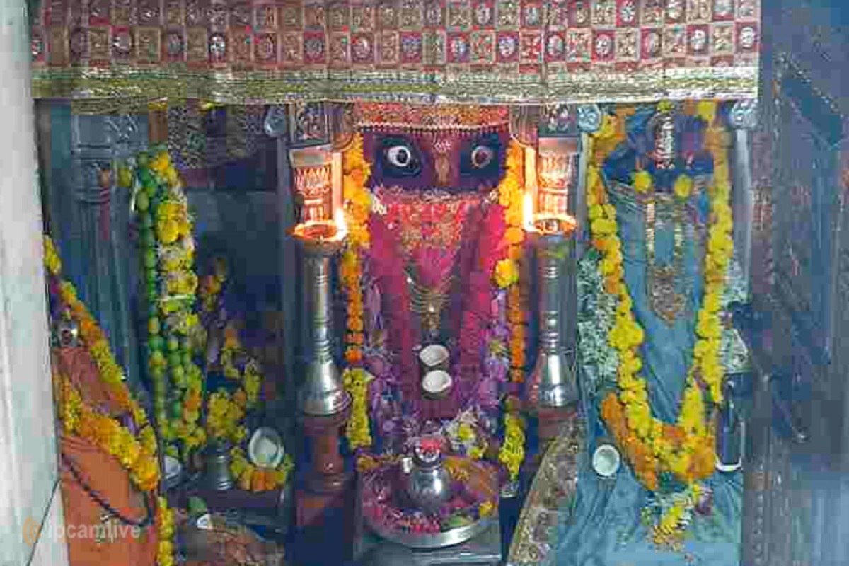  51 શક્તિપીઠોમાંથી એક પાવગઢ (Pavagdh) આદ્યશક્તિશ્રી મહાકાળી માતાજીનું (Mahakali Mata) મંદિર 16 ઓક્ટોબરથી 1 નવેમ્બર સુધી બંધ રાખવાનો નિર્ણય કરવામાં આવ્યો છે. નવરાત્રીનાં (Navratri) પાવન પર્વમાં દેશભરમાંથી પાવાગઢ લાખોની સંખ્યામાં માઇભક્તો દર્શન કરવા માટે આવે છે. જેથી પાવાગઢ ખાતે મોટી સંખ્યામાં ભીડ એકઠી ન થાય અને કોરોના સક્રમણ (Corona pandemic) વધુના ફેલાય તે માટે મંદિર ભક્તજનો માટે બંધ રાખવાનો નિર્ણય લેવામાં આવ્યો છે. માઈભક્તો માટે ઓનલાઇન દર્શનની વ્યવસ્થા કરવામાં આવી છે. તમે www.pawagadhtemple.in પર જઇને માતાજીના લાઇવ દર્શન (live Online Darshan) કરી શકો છો. (આજના દર્શન)