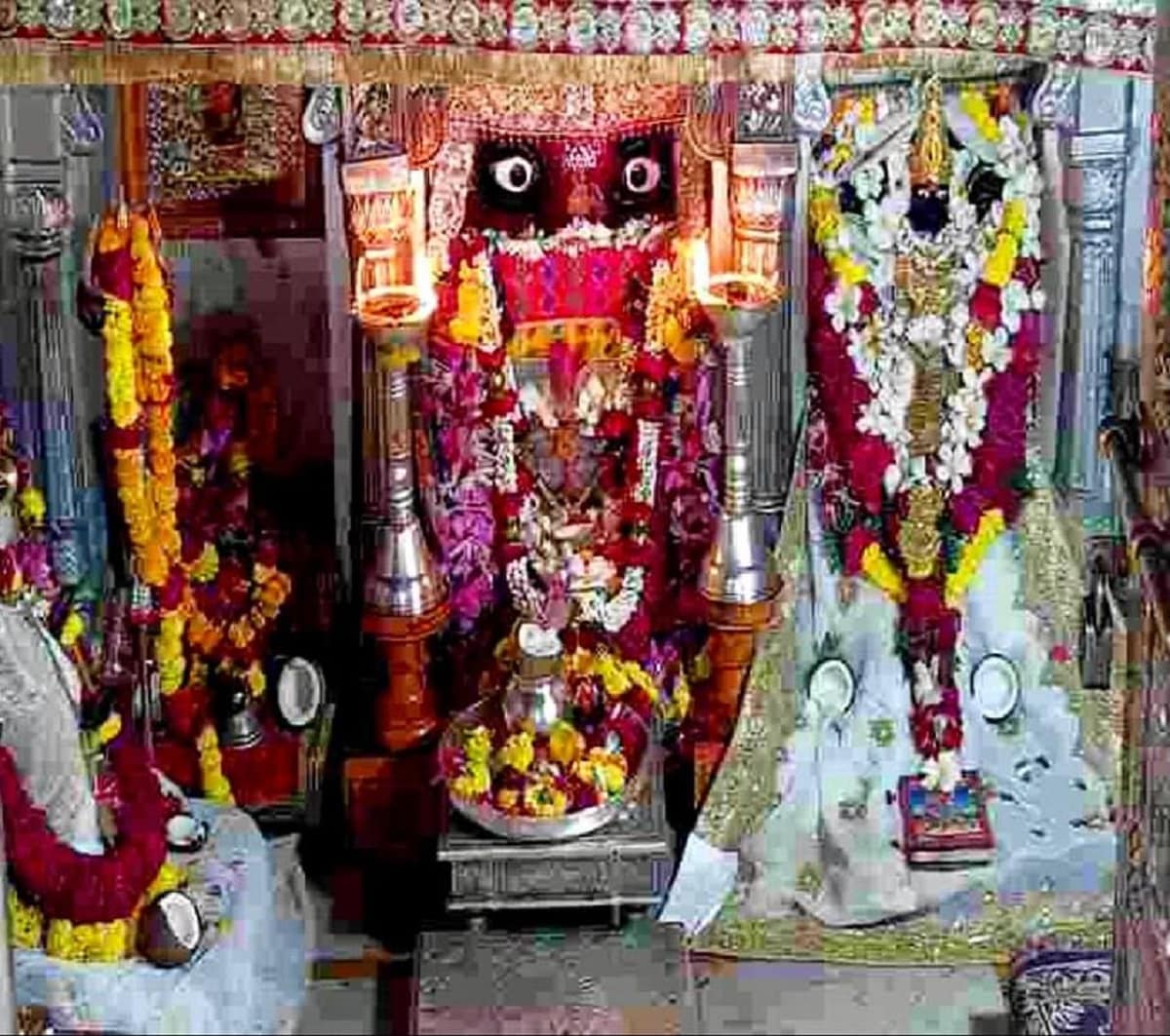 નવરાત્રીના પર્વમા પાવાગઢ માકાળીનુ અનેરુ મહત્વ હોય છે. મોટી સંખ્યામાં લોકો અહી મંદિરમાં દર્શન કરવા આવતા હોય છે. ત્યારે આવામાં કોરોના ન વકરે તે હેતુથી વહીવટી તંત્ર દ્વારા આ નિર્ણય લેવામાં આવ્યો છે. તો બીજી તરફ, પાવાગઢની આસપાસનો વિસ્તારનો પ્રવાસન સ્થળ તરીકે વિકસ્યો હોવાથી અહી મોટી સંખ્યામાં પ્રવાસીઓની પણ સતત અવરજવર રહે છે. (પાવાગઢ મંદિરનાં કાલિકા માતાનાં આજનાં દર્શન) નવરાત્રીના પર્વમા પાવાગઢ માકાળીનુ અનેરુ મહત્વ હોય છે. મોટી સંખ્યામાં લોકો અહી મંદિરમાં દર્શન કરવા આવતા હોય છે. ત્યારે આવામાં કોરોના ન વકરે તે હેતુથી વહીવટી તંત્ર દ્વારા આ નિર્ણય લેવામાં આવ્યો છે. તો બીજી તરફ, પાવાગઢની આસપાસનો વિસ્તારનો પ્રવાસન સ્થળ તરીકે વિકસ્યો હોવાથી અહી મોટી સંખ્યામાં પ્રવાસીઓની પણ સતત અવરજવર રહે છે. (પાવાગઢ મંદિરનાં કાલિકા માતાનાં આજનાં દર્શન)