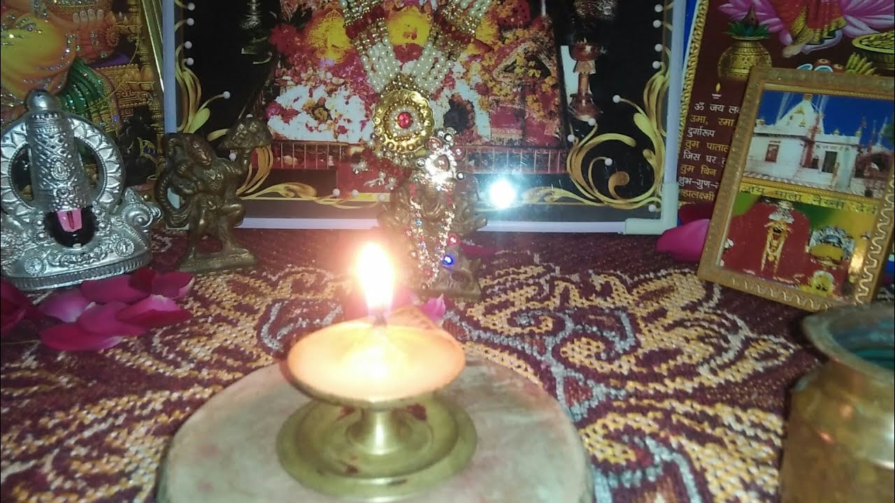 નવરાત્રીમાં સૂર્યોદય પહેલા ઉઠો અને સૂર્યાસ્ત પછી જ ઉંધો, એટલે કે દિવસે સૂવું નહીં. દેવીનું આહવાન, પૂજન, વિસર્જન અને પાઠ વગેરે સવારે કરવા જ શ્રેષ્ઠ હોય છે. સવારે માતાજીનું નામ લેશો તો સારું ફળ મળે છે. પૂજાસ્થાને ગાયના ધીથી માતાજીની અખંડ જ્યોત જરૂર લગાવવી જોઈએ. નવરાત્રીમાં સૂર્યોદય પહેલા ઉઠો અને સૂર્યાસ્ત પછી જ ઉંધો, એટલે કે દિવસે સૂવું નહીં. દેવીનું આહવાન, પૂજન, વિસર્જન અને પાઠ વગેરે સવારે કરવા જ શ્રેષ્ઠ હોય છે. સવારે માતાજીનું નામ લેશો તો સારું ફળ મળે છે. પૂજાસ્થાને ગાયના ધીથી માતાજીની અખંડ જ્યોત જરૂર લગાવવી જોઈએ.