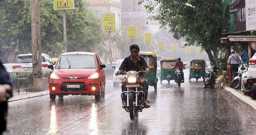 ભુજમાં પણ શનિવાર સવારથી અસહ્ય બફારા બાદ સાંજે વીજળીના કડાકા ભડાકા સાથે પોણો ઇંચ જેટલો વરસાદ પડ્યો હતો. આ સાથે રાપર તાલુકામાં ગત મોડી રાત્રે કાનમેર, ગાગોદરસહિતની હાઇવેપટ્ટી અને આજુબાજુના વિસ્તારોમાં ભારે ઝાપટાં પડતાં ખેતરોમાં રહેલા પાકને ભારે નુકસાન થયું હતું. ભુજમાં પણ શનિવાર સવારથી અસહ્ય બફારા બાદ સાંજે વીજળીના કડાકા ભડાકા સાથે પોણો ઇંચ જેટલો વરસાદ પડ્યો હતો. આ સાથે રાપર તાલુકામાં ગત મોડી રાત્રે કાનમેર, ગાગોદરસહિતની હાઇવેપટ્ટી અને આજુબાજુના વિસ્તારોમાં ભારે ઝાપટાં પડતાં ખેતરોમાં રહેલા પાકને ભારે નુકસાન થયું હતું.