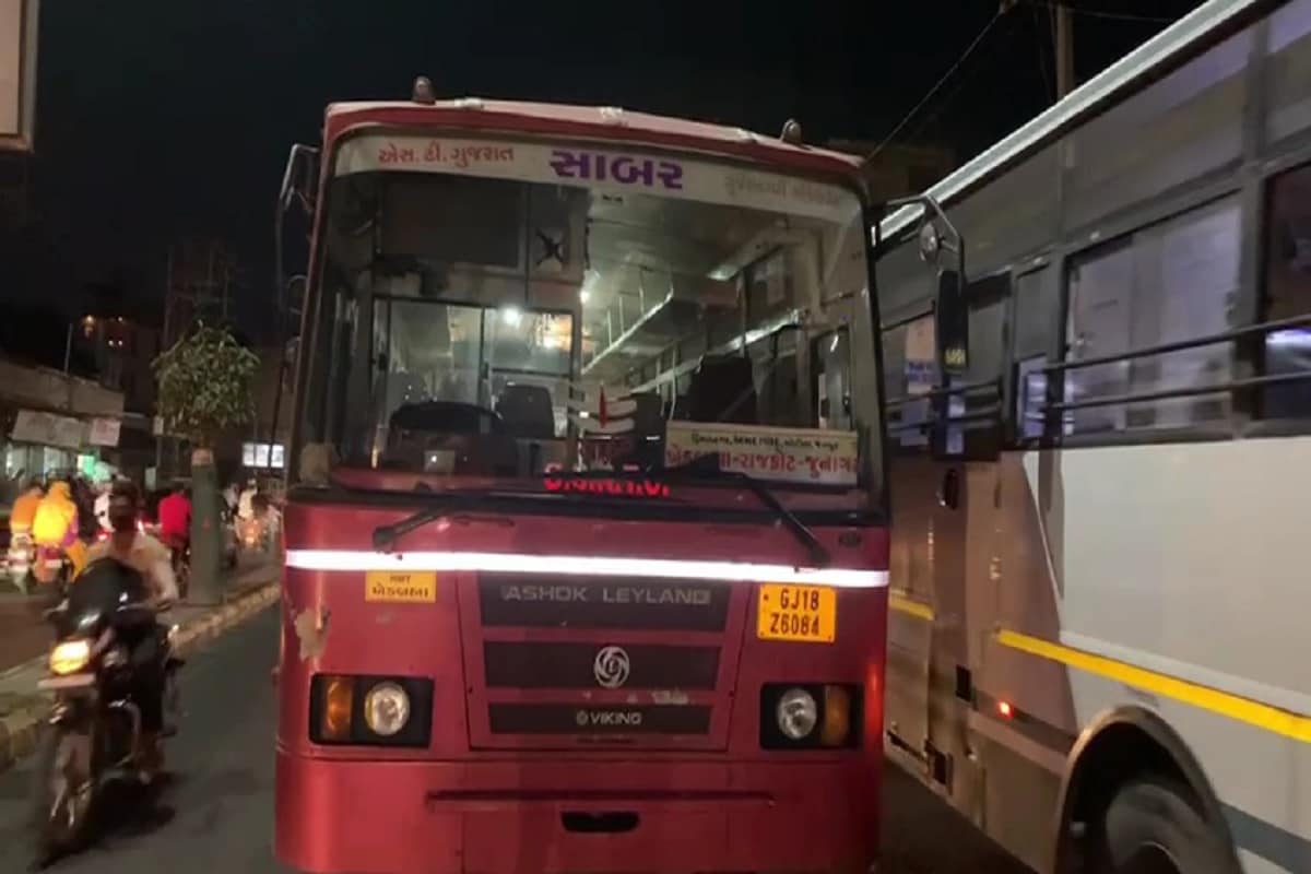 બસને આંતરી ડ્રાઈવરને પાઈપ વડે માર્યો: મળતી માહિતી પ્રમાણે આજે શુક્રવારે ઉલપેતાથી રાજકોટ આવી રહેલી બસ ભૂતખાના ચોક પાસે પહોંચી હતી. જ્યાં કાર ચાલકે બસને આંતરીને ઊભી રાખી હતી. ત્યારબાદ બસના ડ્રાઈવરને ઉતારીને પાઈપ વડે માર માર્યો હતો. બસને આંતરી ડ્રાઈવરને પાઈપ વડે માર્યો: મળતી માહિતી પ્રમાણે આજે શુક્રવારે ઉલપેતાથી રાજકોટ આવી રહેલી બસ ભૂતખાના ચોક પાસે પહોંચી હતી. જ્યાં કાર ચાલકે બસને આંતરીને ઊભી રાખી હતી. ત્યારબાદ બસના ડ્રાઈવરને ઉતારીને પાઈપ વડે માર માર્યો હતો.