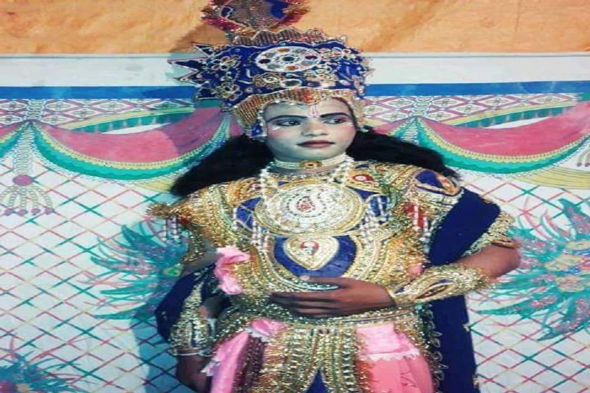 રાવણ દહન વિજયાદશમી મંચના કાર્યકર્તાઓ વિજયાદશમી મંચ પર સામાન્ય રીતે આ પર્વની ઉજવણી કરતા નજરે પડ્યા છે તેઓ પૂજા-અર્ચના કરી અને પ્રસાદ વહેંચી આ પર્વની સામન્ય રીતે ઉજવણી કરી છે જ્યારે આજે મહાપ્રસાદ રાખ્યો છે કે જે લોકો સુધી એક બાદ એક પહોંચાડવામાં આવશે. રાવણ દહન વિજયાદશમી મંચના કાર્યકર્તાઓ વિજયાદશમી મંચ પર સામાન્ય રીતે આ પર્વની ઉજવણી કરતા નજરે પડ્યા છે તેઓ પૂજા-અર્ચના કરી અને પ્રસાદ વહેંચી આ પર્વની સામન્ય રીતે ઉજવણી કરી છે જ્યારે આજે મહાપ્રસાદ રાખ્યો છે કે જે લોકો સુધી એક બાદ એક પહોંચાડવામાં આવશે.