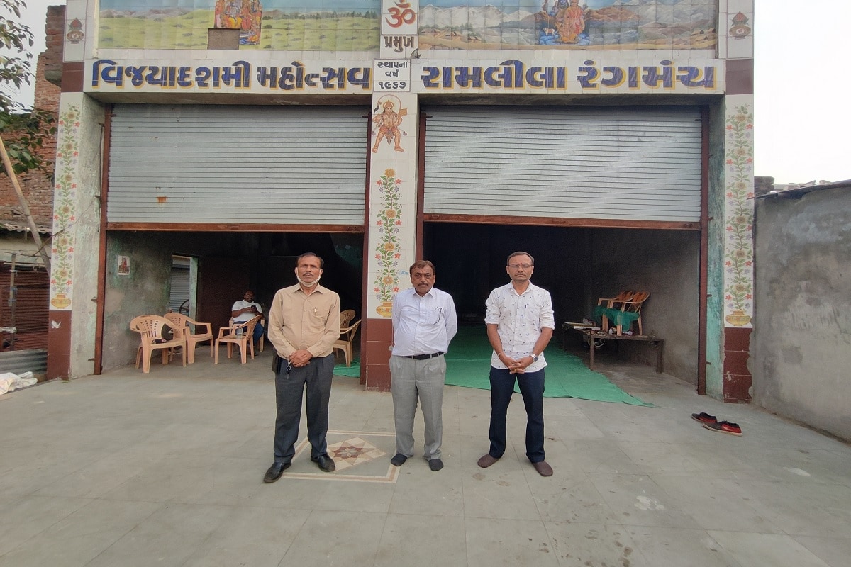 અમરાઈવાડીમાં 60 ફૂટના રાવણ દહનનો કાર્યક્રમ યોજાતો હોય છે. અને મથુરાથી અહીં રામલીલા નાટક ભજવવા માટે કલાકારો પણ આવતા હોય છે જે કોરોના કાળમાં સદંતર બંધ રહ્યું છે. ઉલ્લેખનીય છે કે અત્યારે ગુજરાતમાં કોરોના વાયરસ દિવસેને દિવસે વધતો જાય છે. જ્યારે નવરાત્રી પણ પુર્ણતાને આરે છે. અમરાઈવાડીમાં 60 ફૂટના રાવણ દહનનો કાર્યક્રમ યોજાતો હોય છે. અને મથુરાથી અહીં રામલીલા નાટક ભજવવા માટે કલાકારો પણ આવતા હોય છે જે કોરોના કાળમાં સદંતર બંધ રહ્યું છે. ઉલ્લેખનીય છે કે અત્યારે ગુજરાતમાં કોરોના વાયરસ દિવસેને દિવસે વધતો જાય છે. જ્યારે નવરાત્રી પણ પુર્ણતાને આરે છે.