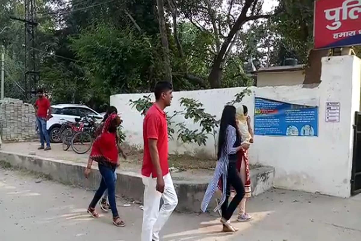 મળતી માહિતી પ્રમાણે ભિવાડીમાં લાંબા સમયથી અનૈતિક કામોની માહિતી પોલીસને મળી હતી. જેના પગલે પોલીસે શનિવારે સ્પા સેન્ટર ઉપર દરોડા પાડ્યા હતા. જેના પગલે અનૈતિક કાર્યમાં સંકળાયેલી 9 યુવતીઓ અને ત્રણ યુવકોને પીટા એક્ટ હેઠળ પકડી પાડ્યા હતા. ગ્રાહકો પાસે કેટલા રૂપિયા લેવાતા હોવા અંગે પોલીસ પૂછપરછ કરી રહી હોવાનું સૂત્રો જણાવી રહ્યા છે. મળતી માહિતી પ્રમાણે ભિવાડીમાં લાંબા સમયથી અનૈતિક કામોની માહિતી પોલીસને મળી હતી. જેના પગલે પોલીસે શનિવારે સ્પા સેન્ટર ઉપર દરોડા પાડ્યા હતા. જેના પગલે અનૈતિક કાર્યમાં સંકળાયેલી 9 યુવતીઓ અને ત્રણ યુવકોને પીટા એક્ટ હેઠળ પકડી પાડ્યા હતા. ગ્રાહકો પાસે કેટલા રૂપિયા લેવાતા હોવા અંગે પોલીસ પૂછપરછ કરી રહી હોવાનું સૂત્રો જણાવી રહ્યા છે.