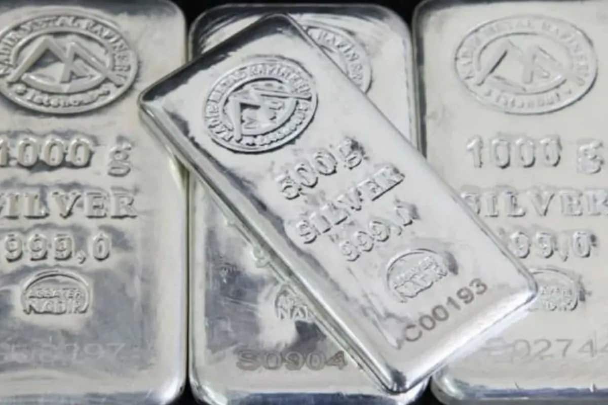 નવી દિલ્હીઃ ચાંદીના ભાવમાં આજે તેજી (Silver price jumps today) જોવા મળી છે. ચાંદદી 43 રૂપિયાની તેજીની (Silver price increased) સાથે ખુલી અને કારોબારના અડધા કલાકની અંદર તેમાં 50 રૂપિયાથી વધુનો ઘટાડો જોવા મળી રહ્યો છે. છેલ્લા કેટલાક સમયથી ચાંદીના ભાવ પર સતત દબાણ જોવા મળી રહ્યું છે. ઓગસ્ટ મહિનામાં તેનો ભાવ 77 હજાર રૂપિયા પ્રતિ કિલોગ્રામ સુધી પહોંચી ગયો હતો. ઉચ્ચતમ સ્તરથી તે હવે 15 હજાર રૂપિયા સસ્તી થઈ ચૂકી છે. તે હાલમાં 62-63 હજાર રૂપિયાના સ્તર પર ટ્રેડ કરી રહી છે. (પ્રતીકાત્મક તસવીર) નવી દિલ્હીઃ ચાંદીના ભાવમાં આજે તેજી (Silver price jumps today) જોવા મળી છે. ચાંદદી 43 રૂપિયાની તેજીની (Silver price increased) સાથે ખુલી અને કારોબારના અડધા કલાકની અંદર તેમાં 50 રૂપિયાથી વધુનો ઘટાડો જોવા મળી રહ્યો છે. છેલ્લા કેટલાક સમયથી ચાંદીના ભાવ પર સતત દબાણ જોવા મળી રહ્યું છે. ઓગસ્ટ મહિનામાં તેનો ભાવ 77 હજાર રૂપિયા પ્રતિ કિલોગ્રામ સુધી પહોંચી ગયો હતો. ઉચ્ચતમ સ્તરથી તે હવે 15 હજાર રૂપિયા સસ્તી થઈ ચૂકી છે. તે હાલમાં 62-63 હજાર રૂપિયાના સ્તર પર ટ્રેડ કરી રહી છે. (પ્રતીકાત્મક તસવીર)