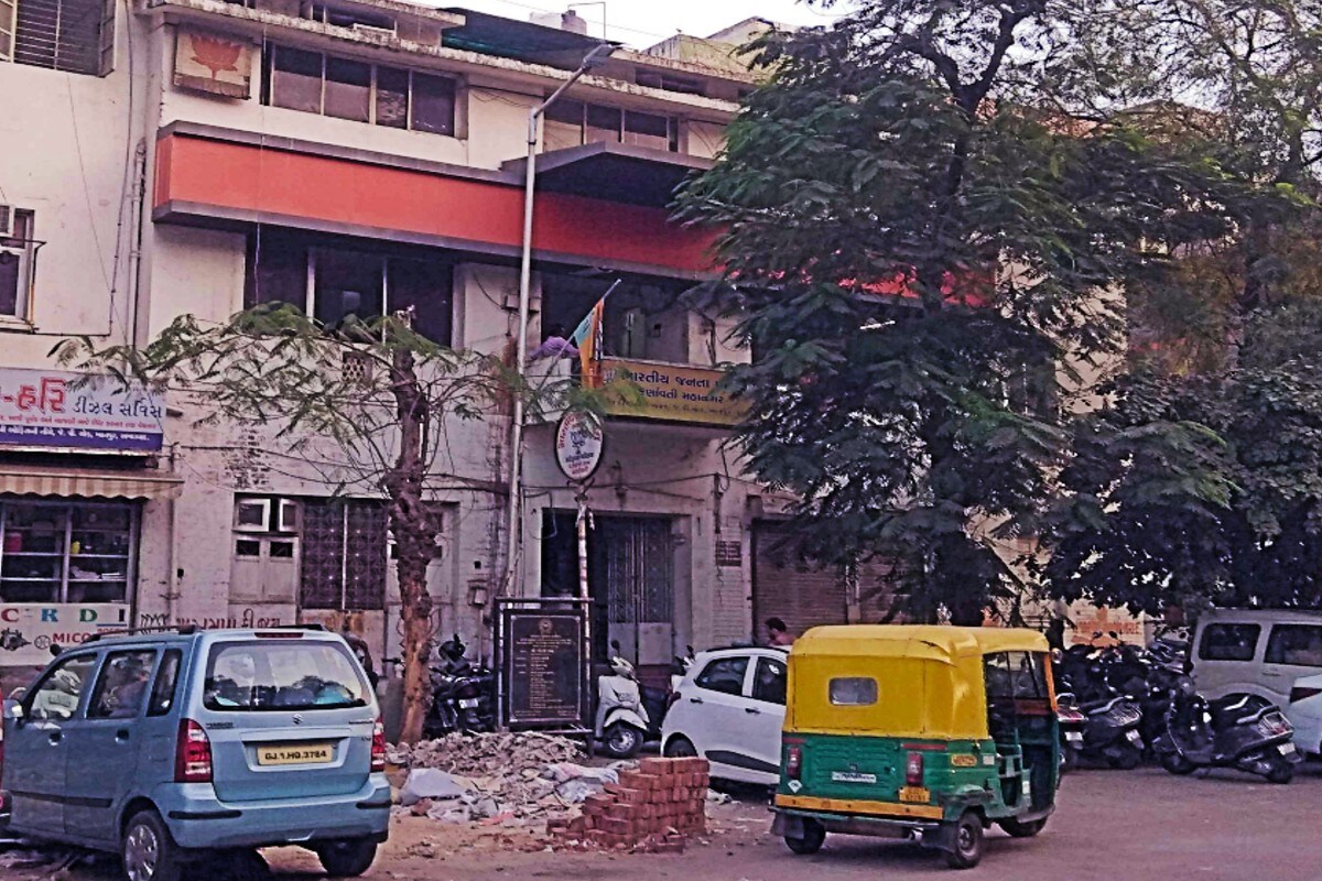 અમદાવાદ : 'મંત્રીનો ડ્રાઈવર હોય તો તારા ઘરે,' ખાનપુર BJP કાર્યાલય બહાર સળિયો ફટકારતા ઇજા