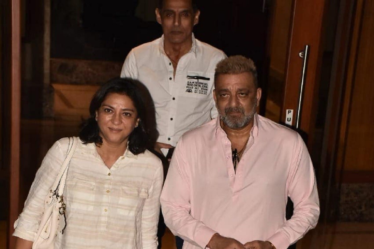 મુંબઈઃ બોલિવૂડ અભિનેતા (Bollywood Actor) સંજય દત્તે (Sanjay Dutt) પોતાના ફેન્સને ખુશખબરી આપી છે. તેમણે કેન્સરને મ્હાત આપી છે. ત્યારબાદ ખુદ સોશિયલ મીડિયા (social media) ઉપર પોસ્ટ થકી આની જાહેરાત કરી છે. સંજય દત્તને ફેફસાંનું કેન્સર (Lung cancer) હોવાની જાણકારી સામે આવી હતી. ત્યારબાદ હવે સંજય દત્ત કેન્સર ફ્રી (Lung cancer free sanjay dutt) થઈ ગયા છે. આ ખુશી સંજય દત્તે આ ખુશીના વાત સંજય દત્તે પોતાના જુડવા બાળકોના જન્મદિવસના ખાસ અવસર ઉપર આપી હતી. આમ તેમના પરિવારની ખુશી બે ગણી થઈ ગઈ હતી. હવે કેન્સર સામે જંગ જીત્યા બાદ હવે સંજય દત્તની પહેલી તસવીર સામે આવી છે. આ ફોટોઝમાં સંજય પોતાની બહેન પ્રિયા દત્તની સાથ દેખાઈ રહ્યા છે. (Photo Credit- @duttsanjay/Instagram) મુંબઈઃ બોલિવૂડ અભિનેતા (Bollywood Actor) સંજય દત્તે (Sanjay Dutt) પોતાના ફેન્સને ખુશખબરી આપી છે. તેમણે કેન્સરને મ્હાત આપી છે. ત્યારબાદ ખુદ સોશિયલ મીડિયા (social media) ઉપર પોસ્ટ થકી આની જાહેરાત કરી છે. સંજય દત્તને ફેફસાંનું કેન્સર (Lung cancer) હોવાની જાણકારી સામે આવી હતી. ત્યારબાદ હવે સંજય દત્ત કેન્સર ફ્રી (Lung cancer free sanjay dutt) થઈ ગયા છે. આ ખુશી સંજય દત્તે આ ખુશીના વાત સંજય દત્તે પોતાના જુડવા બાળકોના જન્મદિવસના ખાસ અવસર ઉપર આપી હતી. આમ તેમના પરિવારની ખુશી બે ગણી થઈ ગઈ હતી. હવે કેન્સર સામે જંગ જીત્યા બાદ હવે સંજય દત્તની પહેલી તસવીર સામે આવી છે. આ ફોટોઝમાં સંજય પોતાની બહેન પ્રિયા દત્તની સાથ દેખાઈ રહ્યા છે. (Photo Credit- @duttsanjay/Instagram)