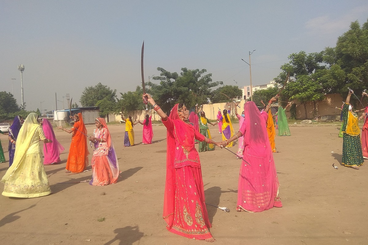 સંજય ટાંક, અમદાવાદ : નારીશક્તિના વિજયનું પ્રતીક એવા વિજયાદશમી પર્વની ઠેરઠેર ઉજવણી કરાઈ. જોકે, આ ઉજવણીની વચ્ચે રાજપૂત સમાજની એક ઉદાહરણ રૂપ વાત પણ સામે આવી. દેશભરમાં બનતી મહિલા અત્યાચાર, દુષ્કર્મની ઘટનાઓ વધી રહી છે. તેવામાં બાઇસા રાજ ગ્રુપે ત્રણ વર્ષમાં સમાજની 1500 મહિલાઓને તલવારબાજીની તાલીમ આપી છે. જેનું અદભુત દ્રશ્ય દશેરા પર્વે યુવતીઓના શક્તિ પ્રદર્શન રૂપે જોવા મળ્યું. દરવર્ષની જેમ આ વર્ષે પણ દશેરા પર્વે ક્ષત્રિય સમાજ દ્વારા શાસ્ત્ર પૂજન કરવામાં આવ્યું. ત્યારે રાજપૂત સમાજની મહિલાઓ દ્વારા એક અનોખી પહેલ કરવામાં આવી. સંજય ટાંક, અમદાવાદ : નારીશક્તિના વિજયનું પ્રતીક એવા વિજયાદશમી પર્વની ઠેરઠેર ઉજવણી કરાઈ. જોકે, આ ઉજવણીની વચ્ચે રાજપૂત સમાજની એક ઉદાહરણ રૂપ વાત પણ સામે આવી. દેશભરમાં બનતી મહિલા અત્યાચાર, દુષ્કર્મની ઘટનાઓ વધી રહી છે. તેવામાં બાઇસા રાજ ગ્રુપે ત્રણ વર્ષમાં સમાજની 1500 મહિલાઓને તલવારબાજીની તાલીમ આપી છે. જેનું અદભુત દ્રશ્ય દશેરા પર્વે યુવતીઓના શક્તિ પ્રદર્શન રૂપે જોવા મળ્યું. દરવર્ષની જેમ આ વર્ષે પણ દશેરા પર્વે ક્ષત્રિય સમાજ દ્વારા શાસ્ત્ર પૂજન કરવામાં આવ્યું. ત્યારે રાજપૂત સમાજની મહિલાઓ દ્વારા એક અનોખી પહેલ કરવામાં આવી.