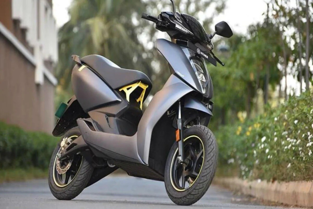 Ather 450X : એથર એનર્જિ સ્ટાર્ટઅપ હેઠળ સ્કૂટર બનાવનાર કંપની છે. આ કંપની ઝડપથી દેશમાં આગળ વધી રહી છે, હાલમાં તેના ઈલેક્ટ્રીક સ્કૂટર દક્ષિણ ભારતના બેંગ્લોરમાં અને ચેન્નાઈમાં જ ઉપલબ્ધ છે. પરંતુ, કંપની ટુંક સમયમાં જ દિલ્હી સહિત ઉત્તર ભારતના મોટા શહેરોમાં પોતાની ડિલરશીપ આપવાની છે. આ ઈલેક્ટ્રીક સ્કૂટરને એકવાર ચાર્જ કરવા પર તમે 107 કિમી સુધી ચાલી શકશો. Ather 450X : એથર એનર્જિ સ્ટાર્ટઅપ હેઠળ સ્કૂટર બનાવનાર કંપની છે. આ કંપની ઝડપથી દેશમાં આગળ વધી રહી છે, હાલમાં તેના ઈલેક્ટ્રીક સ્કૂટર દક્ષિણ ભારતના બેંગ્લોરમાં અને ચેન્નાઈમાં જ ઉપલબ્ધ છે. પરંતુ, કંપની ટુંક સમયમાં જ દિલ્હી સહિત ઉત્તર ભારતના મોટા શહેરોમાં પોતાની ડિલરશીપ આપવાની છે. આ ઈલેક્ટ્રીક સ્કૂટરને એકવાર ચાર્જ કરવા પર તમે 107 કિમી સુધી ચાલી શકશો.