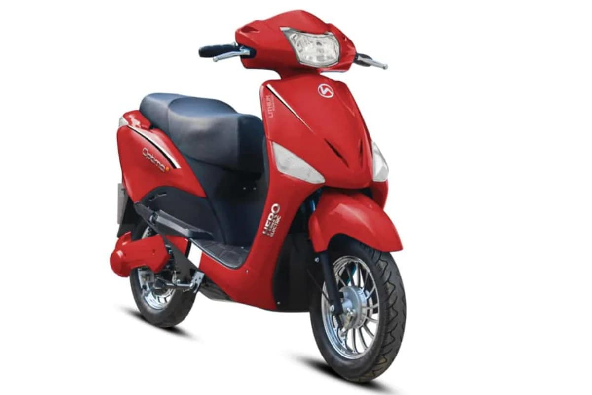 Hero Optima : હિરો ઇલેક્ટ્રિક Optima સ્કૂટર ભારતીય બજારમાં લોકપ્રિય ઇલેક્ટ્રિક સ્કૂટર છે. કંપનીએ આ ઇલેક્ટ્રિક સ્કૂટરને માર્કેટમાં ત્રણ કલરમાં લોન્ચ કર્યું છે. સંપૂર્ણ ચાર્જ કરવામાં 8 થી 10 કલાકનો સમય લાગે છે. એકવાર ચાર્જ થયા પછી, આ ઇલેક્ટ્રિક સ્કૂટર 50 કિ.મી. સુધીનું અંતર કાપે છે. આ ઇલેક્ટ્રિક સ્કૂટર તમે 41 હજાર 770 રૂપિયામાં ખરીદી શકો છો. Hero Optima : હિરો ઇલેક્ટ્રિક Optima સ્કૂટર ભારતીય બજારમાં લોકપ્રિય ઇલેક્ટ્રિક સ્કૂટર છે. કંપનીએ આ ઇલેક્ટ્રિક સ્કૂટરને માર્કેટમાં ત્રણ કલરમાં લોન્ચ કર્યું છે. સંપૂર્ણ ચાર્જ કરવામાં 8 થી 10 કલાકનો સમય લાગે છે. એકવાર ચાર્જ થયા પછી, આ ઇલેક્ટ્રિક સ્કૂટર 50 કિ.મી. સુધીનું અંતર કાપે છે. આ ઇલેક્ટ્રિક સ્કૂટર તમે 41 હજાર 770 રૂપિયામાં ખરીદી શકો છો.