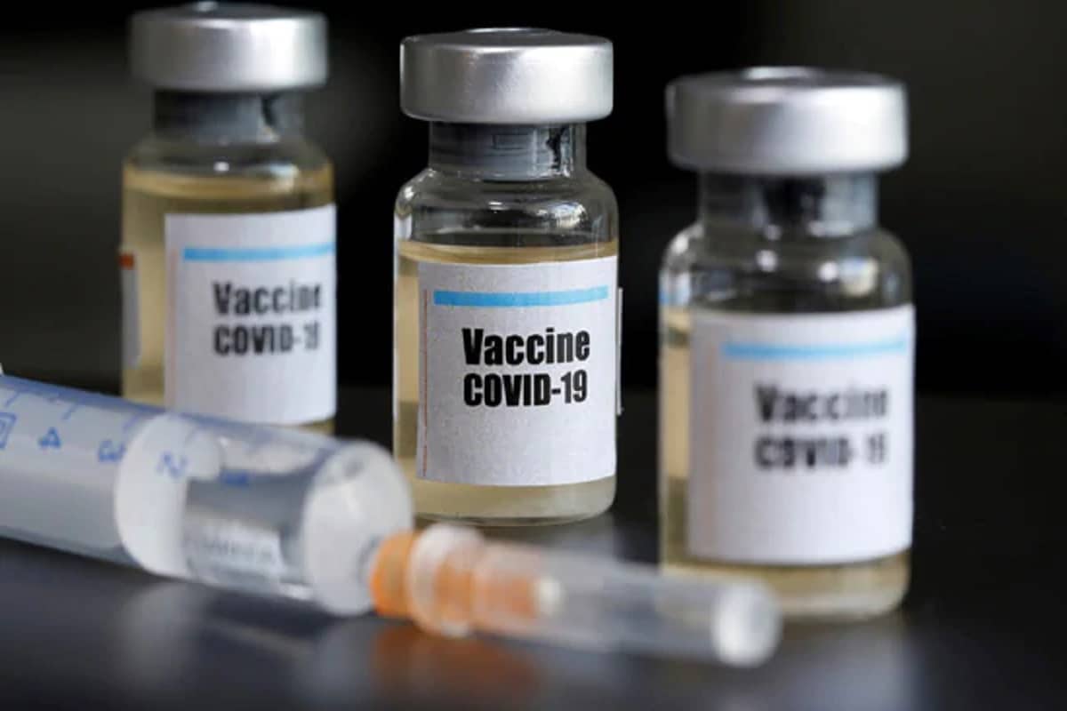 નવી દિલ્હી : કોરોના વાયરસ (Coronavirus)સામે વેક્સીન (Coronvirus Vaccine)ડિસેમ્બર 2020 સુધીમાં આવી જાય તેવી સંભાવના છે. સીરમ ઇન્સ્ટિટ્યૂટના (Serum Institute of India)સીઇઓ અદાર પૂનાવાલાએ (Adar Poonawalla) News18ને આ વાતની જાણકારી આપી હતી. પૂનાવાલાએ જણાવ્યું કે કોવિડ-19 વેક્સીન ડિસેમ્બર 2020 સુધી તૈયાર થવાની સંભાવના છે. જોકે પૂનાવાલાએ કહ્યું કે ઘણું બધુ બ્રિટનના પરીક્ષણો અને DCGI દ્વારા રેગ્યુલેટરી એપ્રુવલ્સ પર નિર્ભર કરે છે. (પ્રતિકાત્મક તસવીર) નવી દિલ્હી : કોરોના વાયરસ (Coronavirus)સામે વેક્સીન (Coronvirus Vaccine)ડિસેમ્બર 2020 સુધીમાં આવી જાય તેવી સંભાવના છે. સીરમ ઇન્સ્ટિટ્યૂટના (Serum Institute of India)સીઇઓ અદાર પૂનાવાલાએ (Adar Poonawalla) News18ને આ વાતની જાણકારી આપી હતી. પૂનાવાલાએ જણાવ્યું કે કોવિડ-19 વેક્સીન ડિસેમ્બર 2020 સુધી તૈયાર થવાની સંભાવના છે. જોકે પૂનાવાલાએ કહ્યું કે ઘણું બધુ બ્રિટનના પરીક્ષણો અને DCGI દ્વારા રેગ્યુલેટરી એપ્રુવલ્સ પર નિર્ભર કરે છે. (પ્રતિકાત્મક તસવીર)
