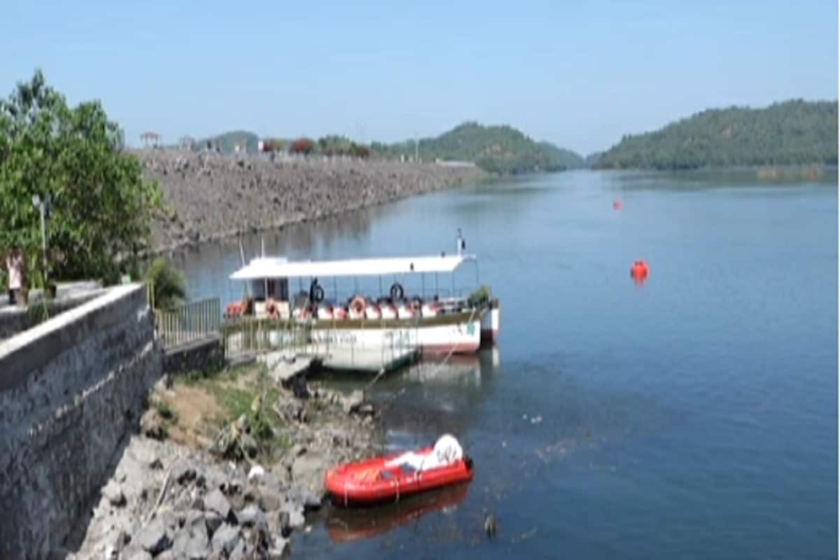 દીપક પટેલ, નર્મદા : ગુજરાતમાં પ્રથમ સી પ્લેન (sea plane) અમદાવાદથી કેવડિયાના નર્મદા ડેમ નજીક તળાવ નંબર 3 ખાતે શરૂ થનાર છે. આગામી 31 ઓક્ટોમ્બરના સરદાર પટેલ જ્યંતીના દિવસે સ્ટેચ્યુ ઓફ યુનિટી ખાતે એકતા પરેડ યોજાવવાની છે. આ દિવસે વડાપ્રધાન નરેન્દ્ર મોદી સી પ્લેનમાં બેસીને ઉદ્દઘાટન કરવાના છે. તો આ સી પ્લેન જે સ્થળે ઉતરવાનું છે જેમાં તે તળાવ નંબર 3 પાસે સી પ્લેન માટે વોટર એરોડ્રામનું પૂર્ણતાના આરે છે. દીપક પટેલ, નર્મદા : ગુજરાતમાં પ્રથમ સી પ્લેન (sea plane) અમદાવાદથી કેવડિયાના નર્મદા ડેમ નજીક તળાવ નંબર 3 ખાતે શરૂ થનાર છે. આગામી 31 ઓક્ટોમ્બરના સરદાર પટેલ જ્યંતીના દિવસે સ્ટેચ્યુ ઓફ યુનિટી ખાતે એકતા પરેડ યોજાવવાની છે. આ દિવસે વડાપ્રધાન નરેન્દ્ર મોદી સી પ્લેનમાં બેસીને ઉદ્દઘાટન કરવાના છે. તો આ સી પ્લેન જે સ્થળે ઉતરવાનું છે જેમાં તે તળાવ નંબર 3 પાસે સી પ્લેન માટે વોટર એરોડ્રામનું પૂર્ણતાના આરે છે.