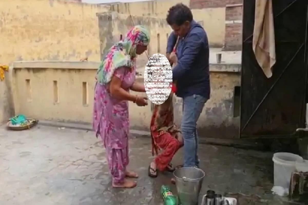 આરોપ છે કે 35 વર્ષીય રામરતીને તેના પતિ નરેશે લગભઘ દોઢ વર્ષથી ટોયલેટમાં બંધક બનાવીને રાખી છે. અધિકારી રજની ગુપ્તાએ જણાવ્યું કે એક સૂચના મળવા પર મંગળવારે નરેશના ઘરે પહોંચ્યા હતા. પોલીસ પણ સાથે હતી. (Photo: News18) આરોપ છે કે 35 વર્ષીય રામરતીને તેના પતિ નરેશે લગભઘ દોઢ વર્ષથી ટોયલેટમાં બંધક બનાવીને રાખી છે. અધિકારી રજની ગુપ્તાએ જણાવ્યું કે એક સૂચના મળવા પર મંગળવારે નરેશના ઘરે પહોંચ્યા હતા. પોલીસ પણ સાથે હતી. (Photo: News18)